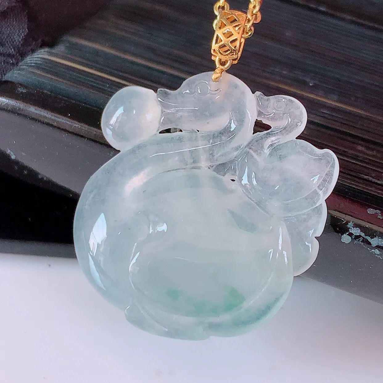 18k金镶嵌冰种飘花翡翠天鹅🦢吊坠，款式新颖时尚，日常百搭的款。清秀高雅，佩戴优雅高贵！#1.25