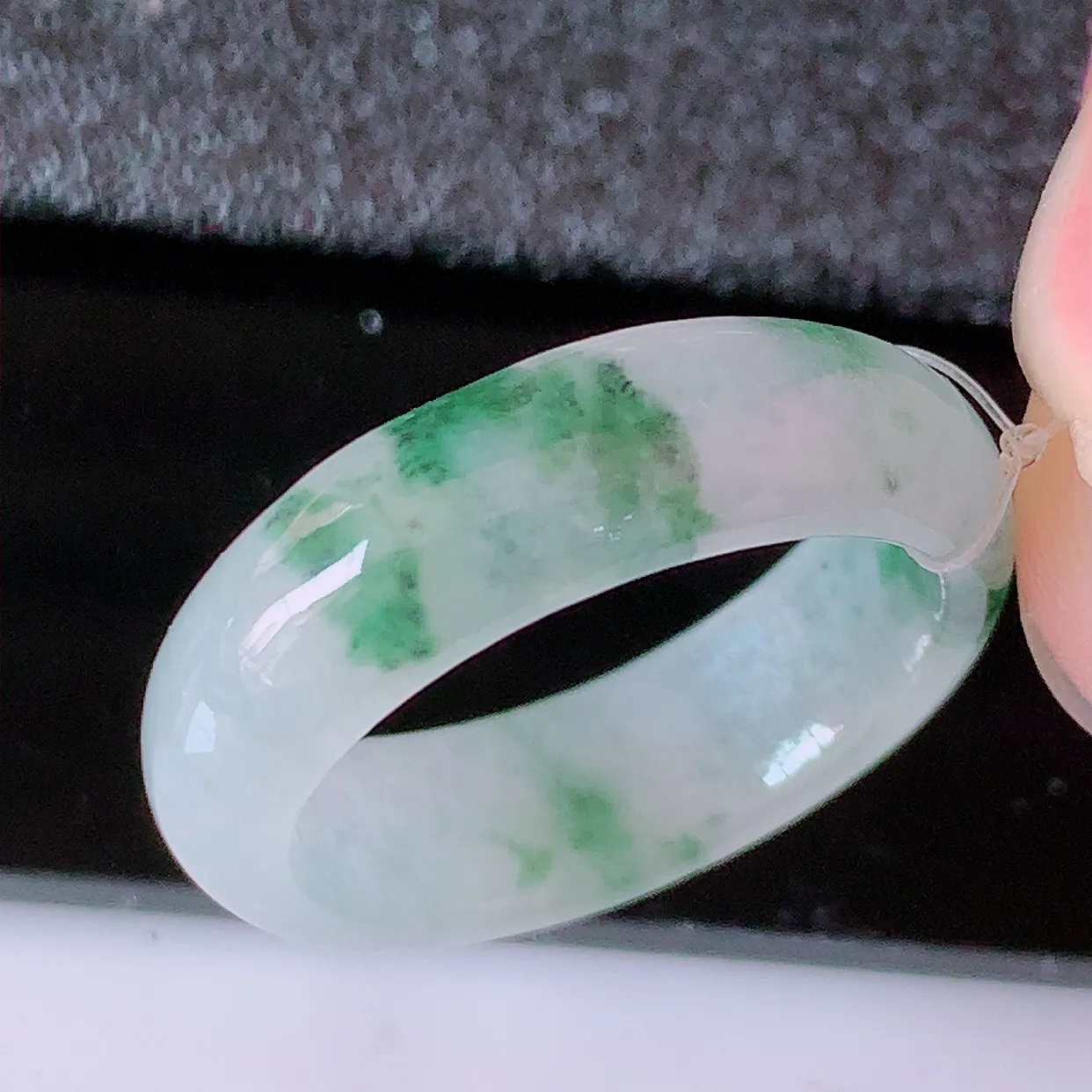 自然光实拍，冰飘花18.2mm内径翡翠指环，玉戒指，玉质莹润，好精美好冰润的指环，17圈口，上手纤巧！#49.25