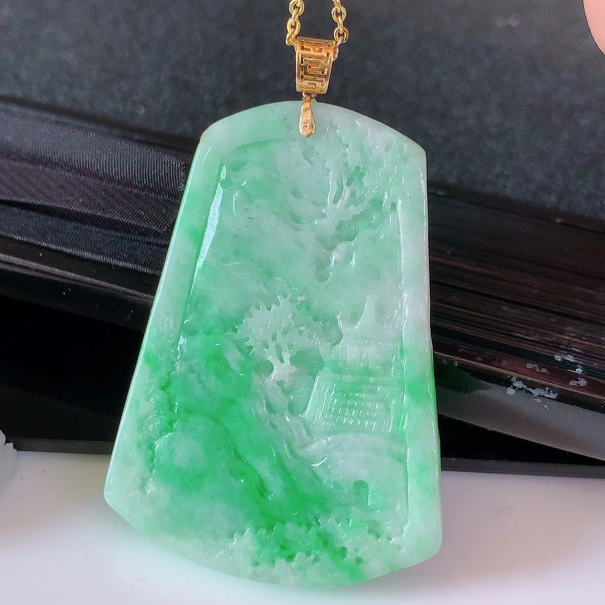 自然光实拍，18K金镶嵌辣绿翡翠山水牌吊坠，寓意“常青、背靠大山、水（财）长流、平安之意”生机盎然的翠意，一眼既心醉，雕工精致，佩戴效果优雅迷人！#1.25整体49.5裸石44.5*32*7.8