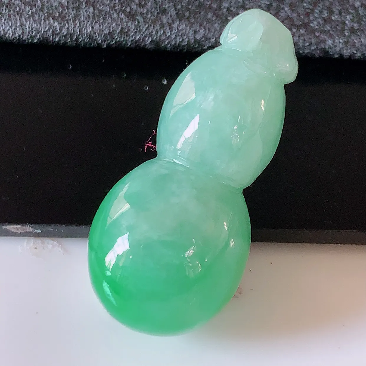 自然光实拍，冰润飘绿翡翠葫芦吊坠，寓意福禄双全，财源滚滚，清新脱俗，佩戴效果优雅迷人！#05.25