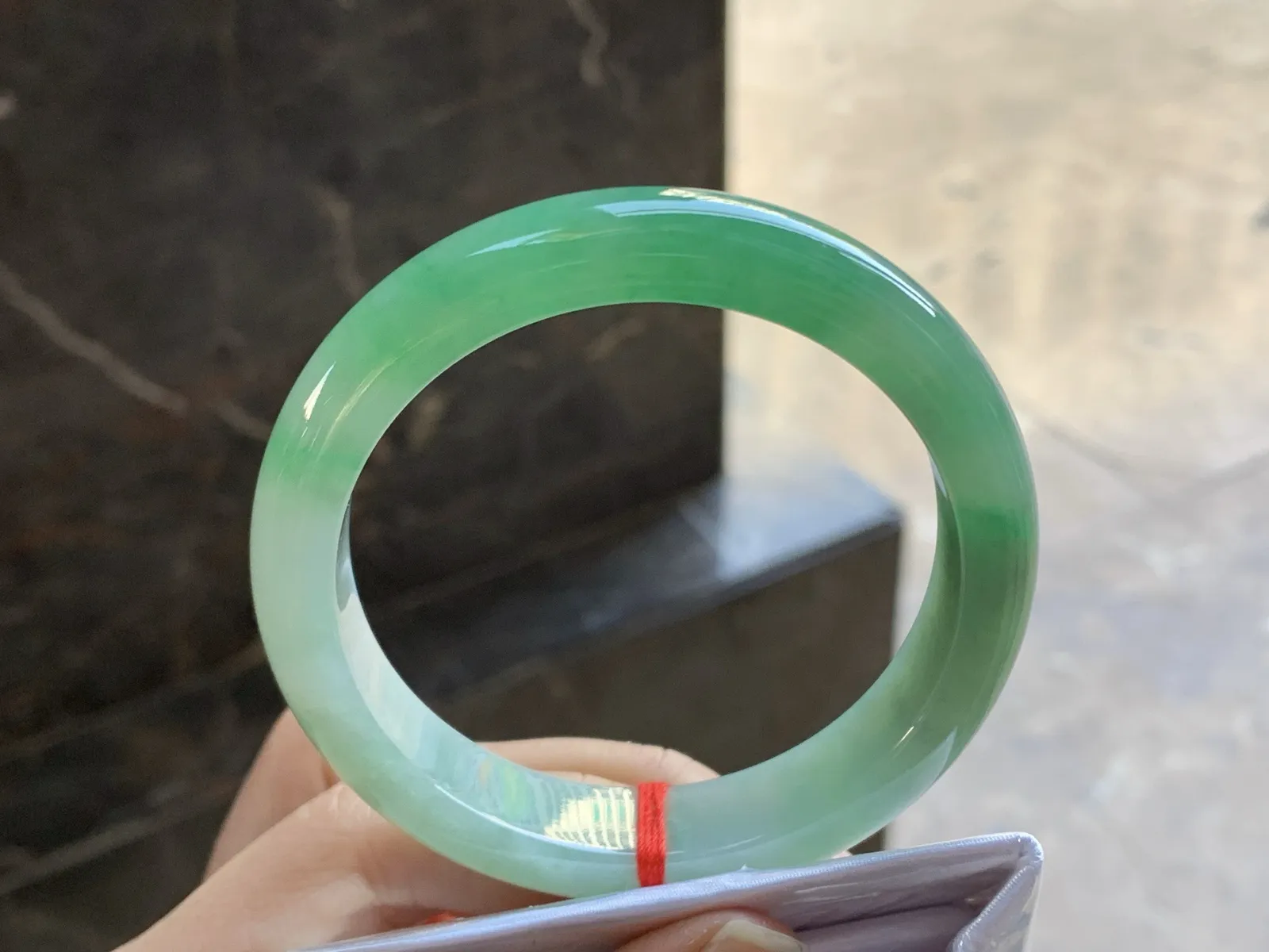 57-12.6-8.5

浓绿色手镯^_^鲜艳 玉质温润