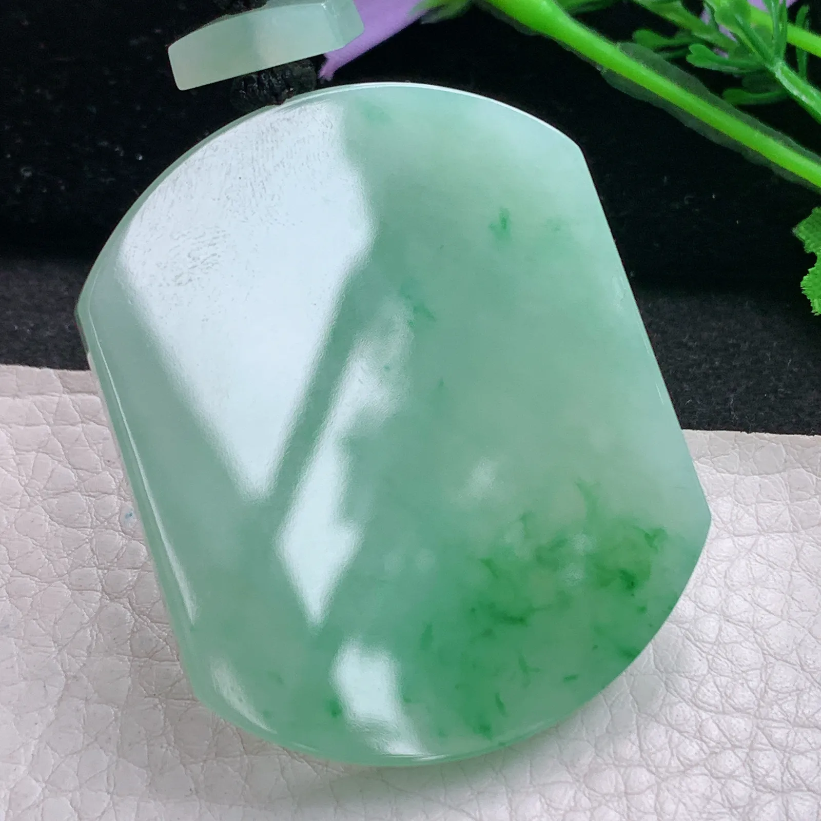 qxm实拍53.5*44*6缅甸翡翠精雕冰胶飘绿花平安无事牌玉吊坠 玉挂件