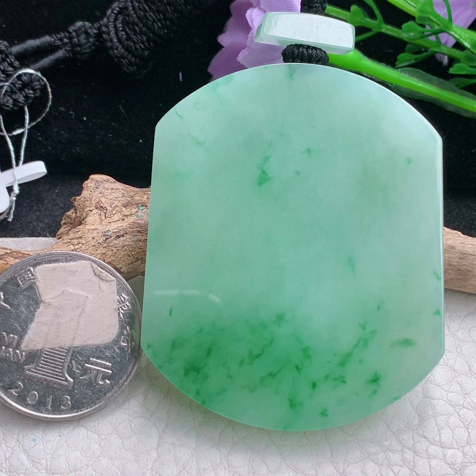 qxm实拍53.5*44*6缅甸翡翠精雕冰胶飘绿花平安无事牌玉吊坠 玉挂件