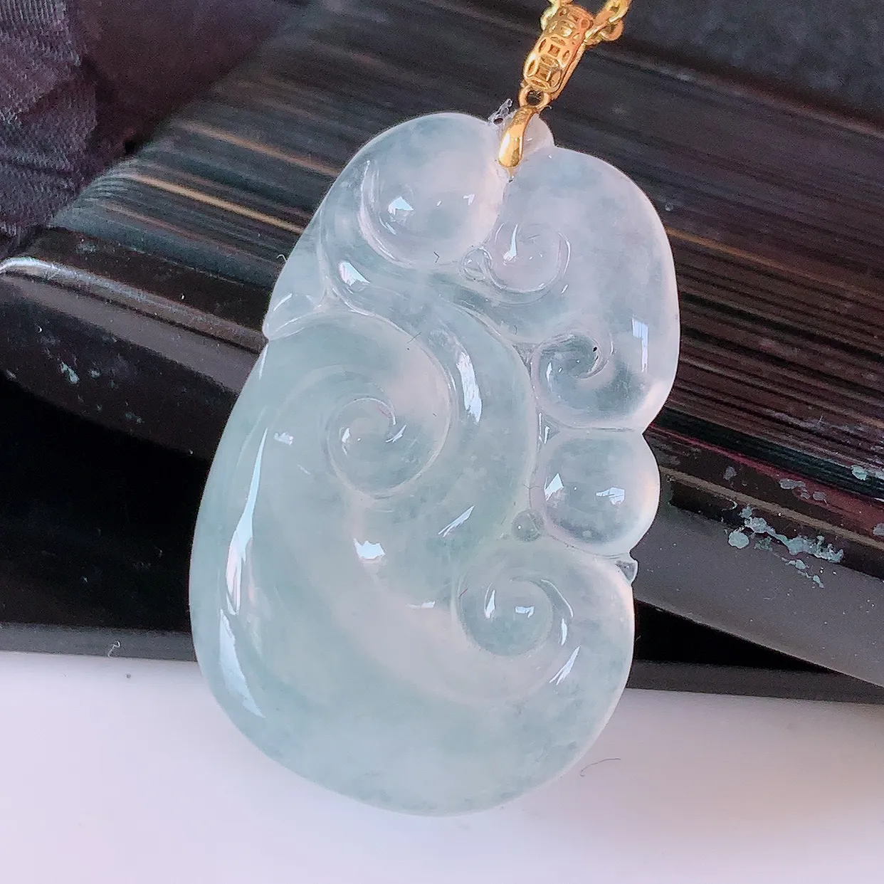 18K金镶嵌冰种翡翠如意吊坠，简单的镶嵌设计、让玉坠百搭又精致，寓意着吉祥，事事如意！#1.25