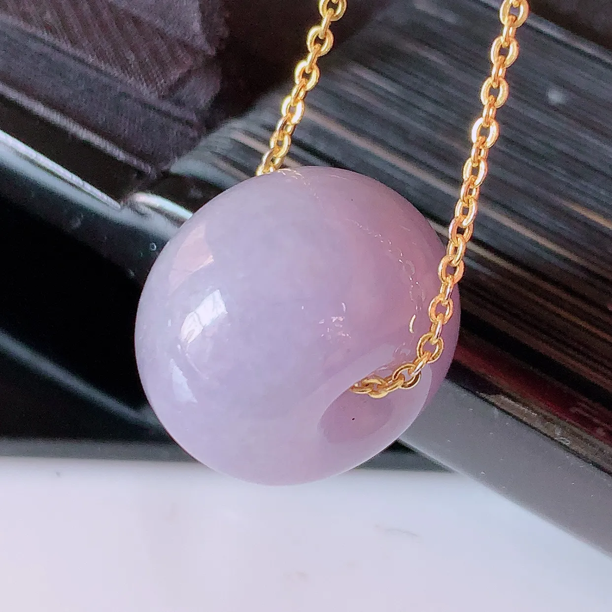 自然光实拍，冰润紫罗兰翡翠路路通吊坠，寓意时来运转、财源滚滚，款式新颖时尚，日常百搭的款！配图银链#