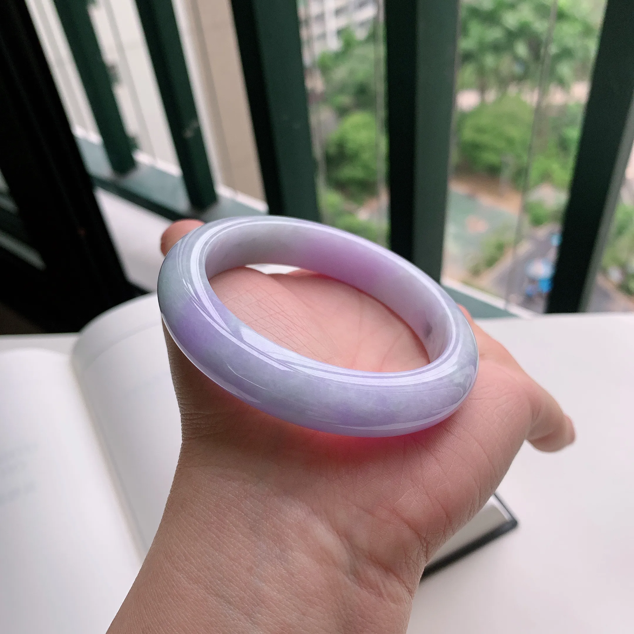 正圈57圈口，天然A货翡翠冰糯种水润飘绿玉手镯，水润秀丽，飘花灵动，种水十足，视觉甜美可人，恰到好处的美，十分高雅耐看，条形优美，上手优雅大方。65.35