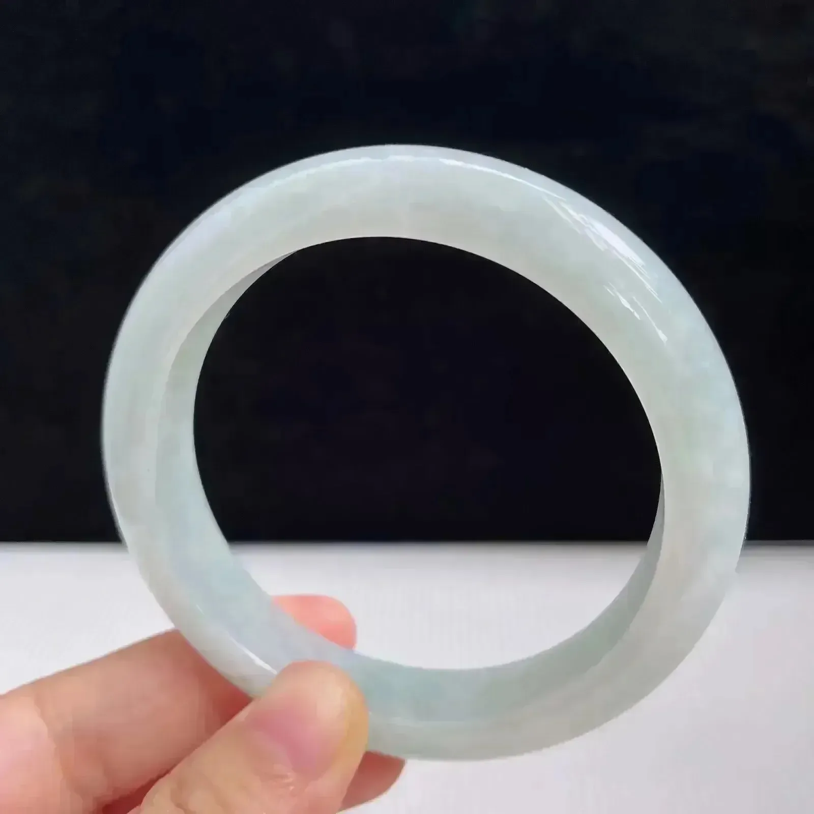 自然光拍摄天然翡翠A货淡绿好种水56.7mm正圈手镯53.62 克