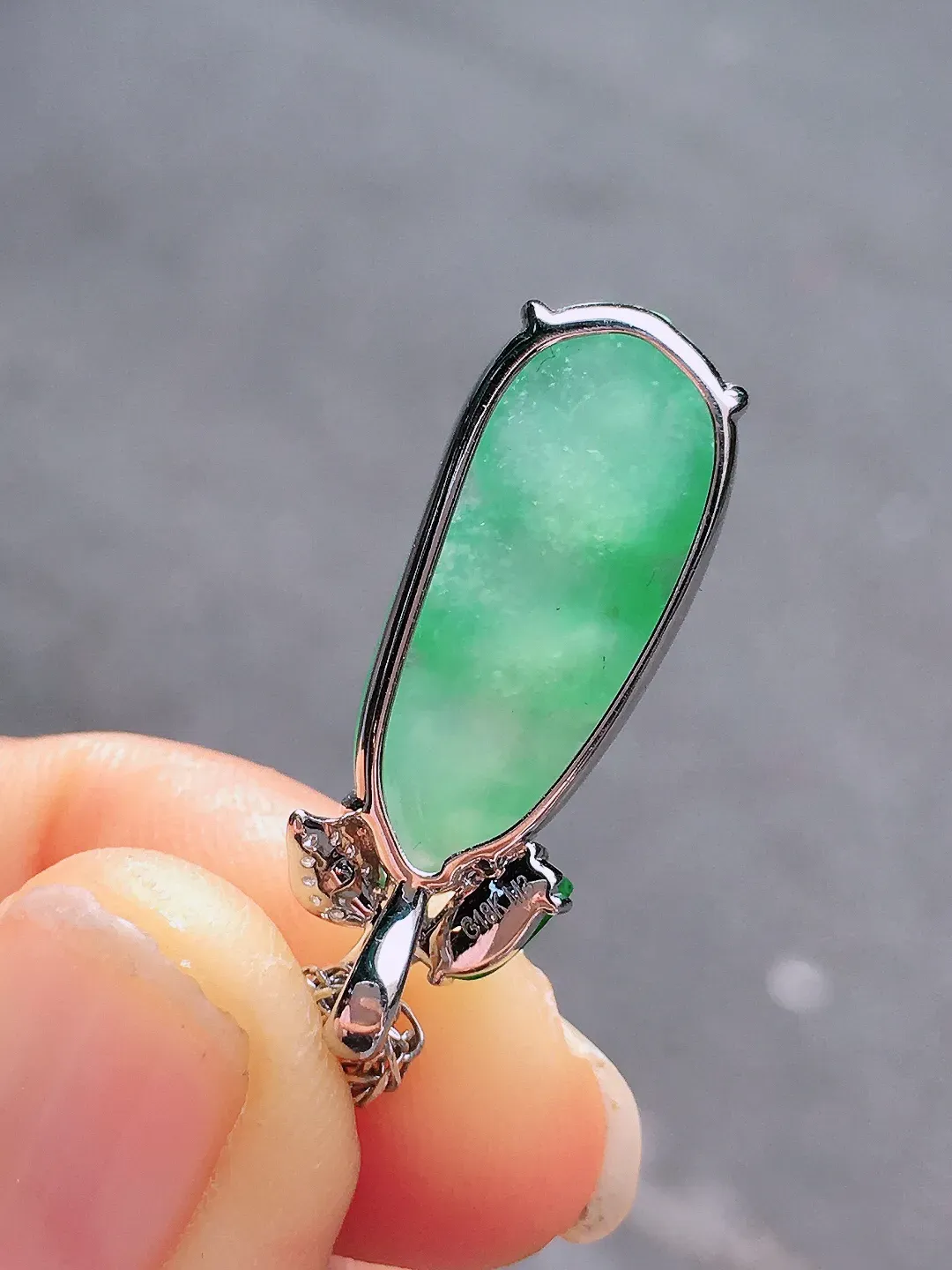 冰绿福豆吊坠，色泽均匀艳丽，玉质细腻，荧光感超
强，饱满圆润，尽显优雅气质，18k
金豪华镶嵌