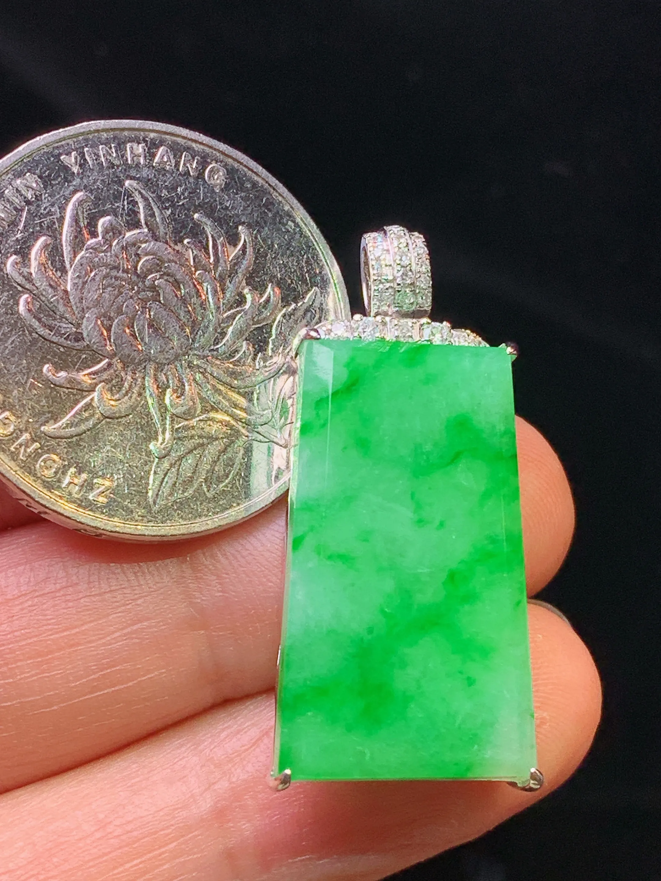 18k金钻镶嵌翠绿无事牌吊坠 玉质细腻 色泽清新艳丽 整体尺寸32.2*15*5.7