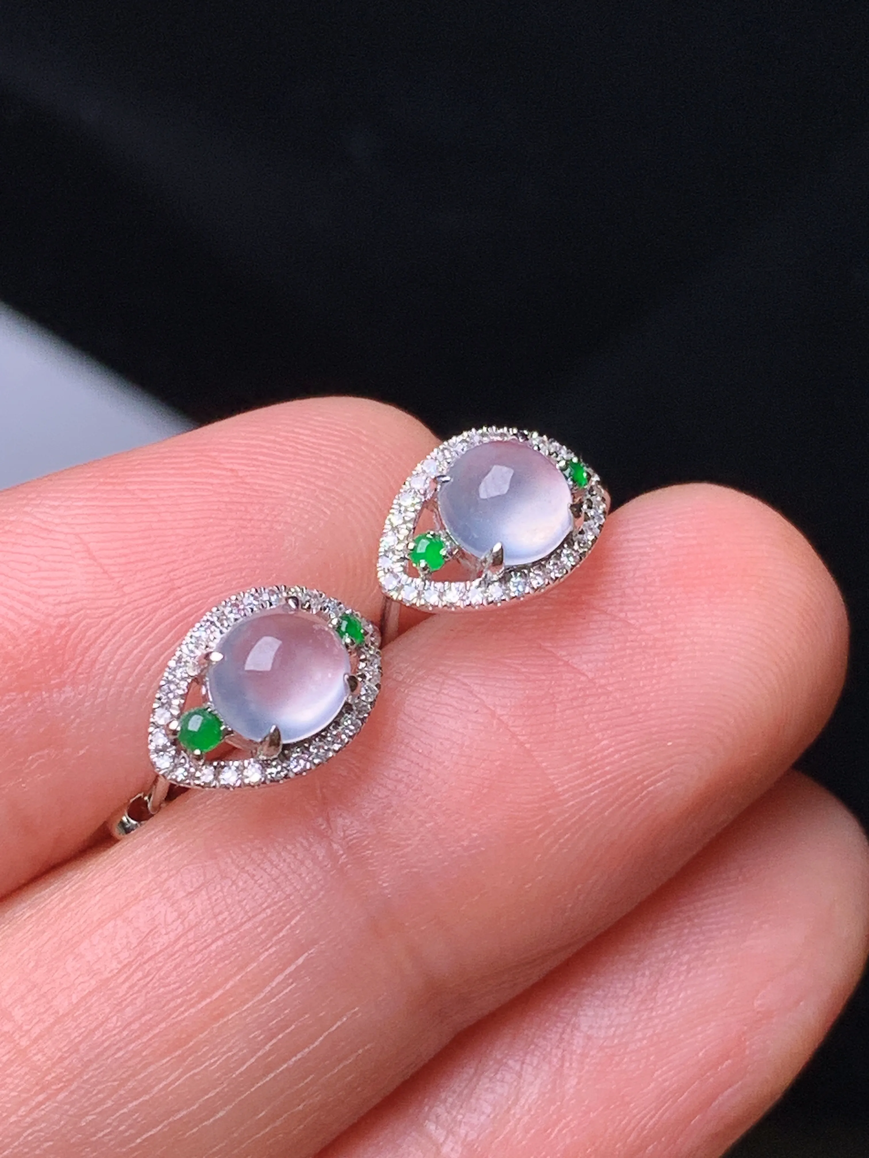 18k金钻镶嵌冰种蛋面耳钉 玉质细腻 色泽清新艳丽 整体尺寸10*7*3.7