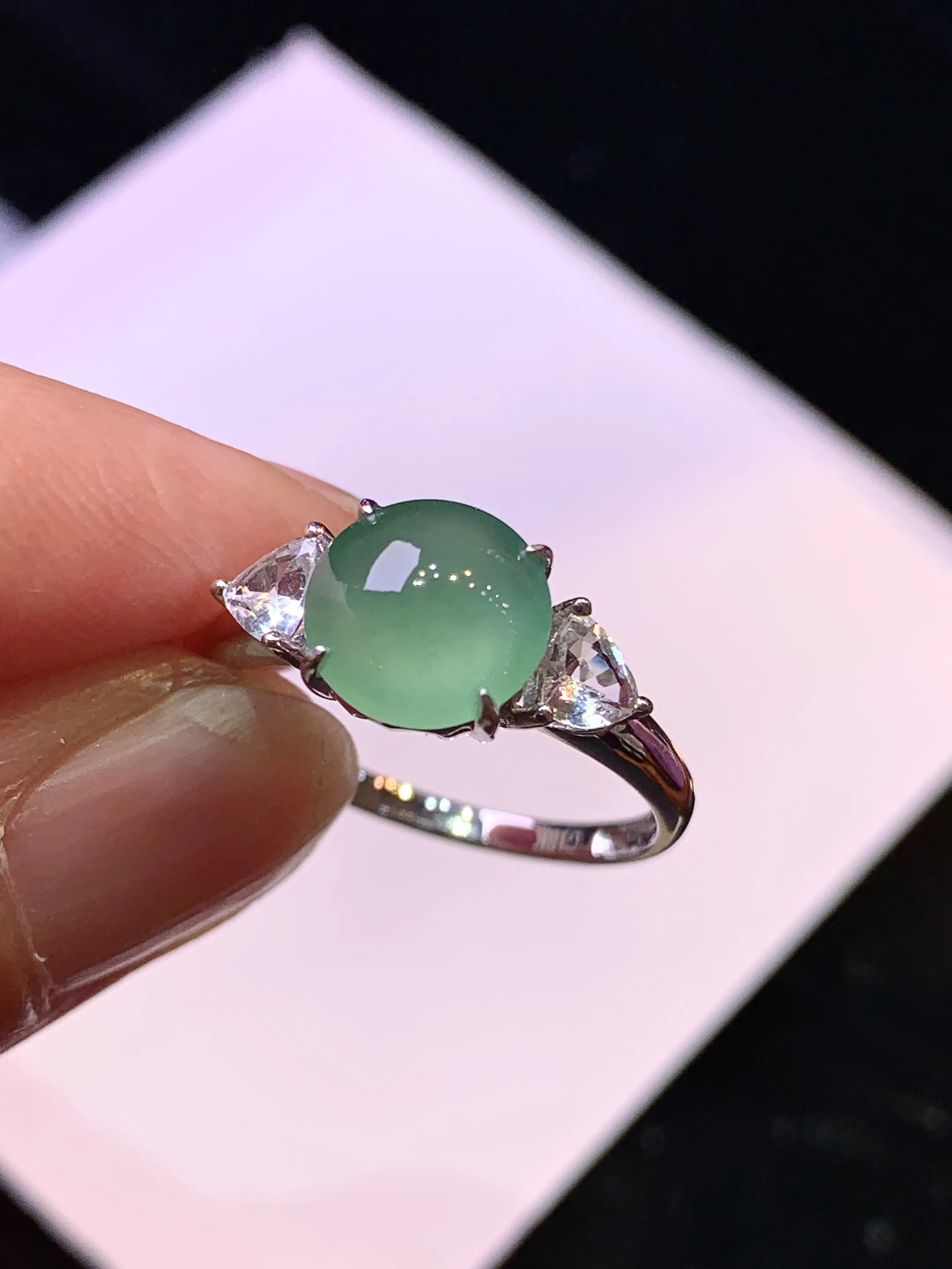 18k金钻镶嵌冰种晴绿蛋面戒指 玉质细腻 色泽清新艳丽 圈口13.5裸石尺寸8*3