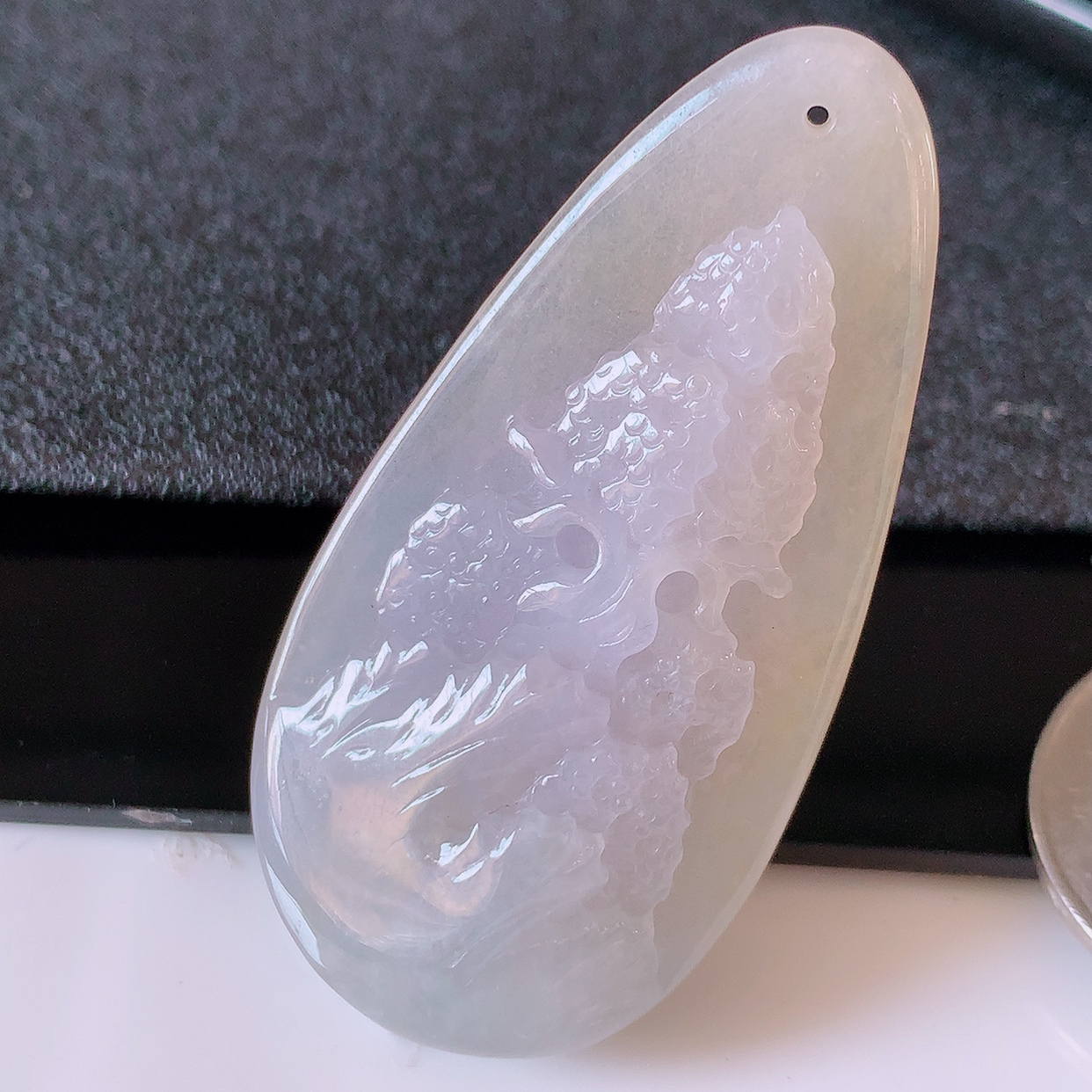 自然光实拍，冰黄翡翡翠山水牌吊坠，立体生动形象，山水素材布局合理，意境感佳，佩戴上身效果更高贵 #60.25