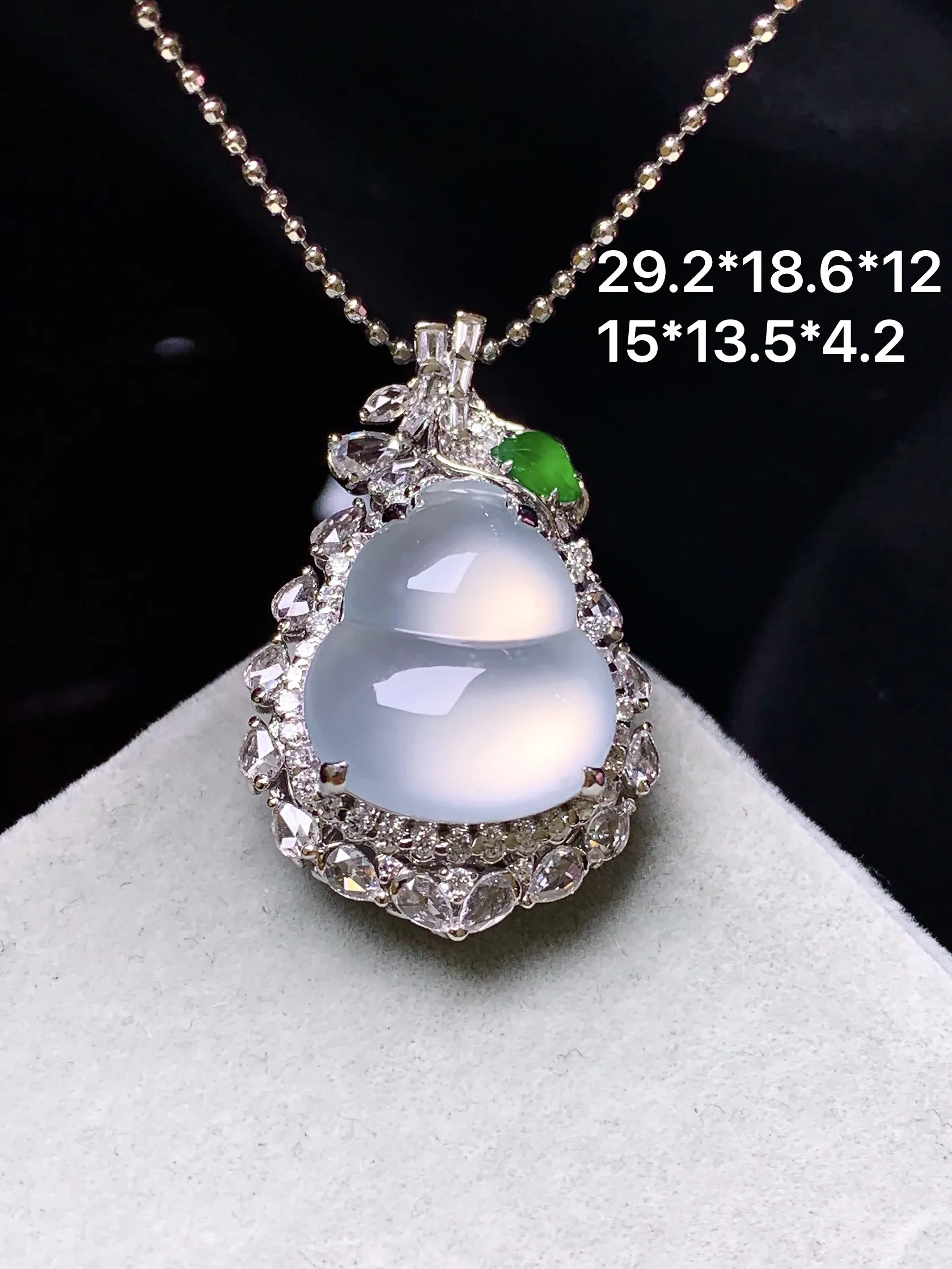 18k金钻镶嵌玻璃种四季豆吊坠 玉质细腻 色泽清新艳丽 整体尺寸29.2*18.6*12