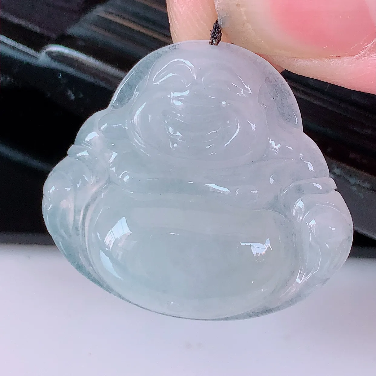 自然光实拍，冰种翡翠佛公吊坠，水灵起胶，翠色迷人，佛公在心中，一生平安，饱满圆润，开怀大笑佛公，配戴灵气十足！#57.25