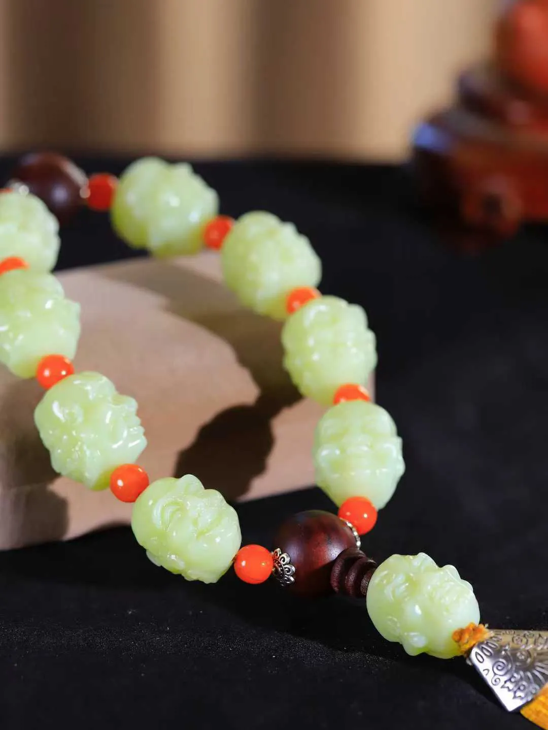 （十八罗汉.手持）

精品和田玉黄口十八罗汉手持，玉质温润细腻 油性十足 颗颗饱满圆润。罗汉有着金刚不坏之身，修行得道，六根清净， 象征坚毅坚强、顺畅如意、幸福安康，在遇到任何困难时，能够逢凶化吉、避灾。重144.6克 尺寸取一24-19.4-21.8mm FDAA-981151878