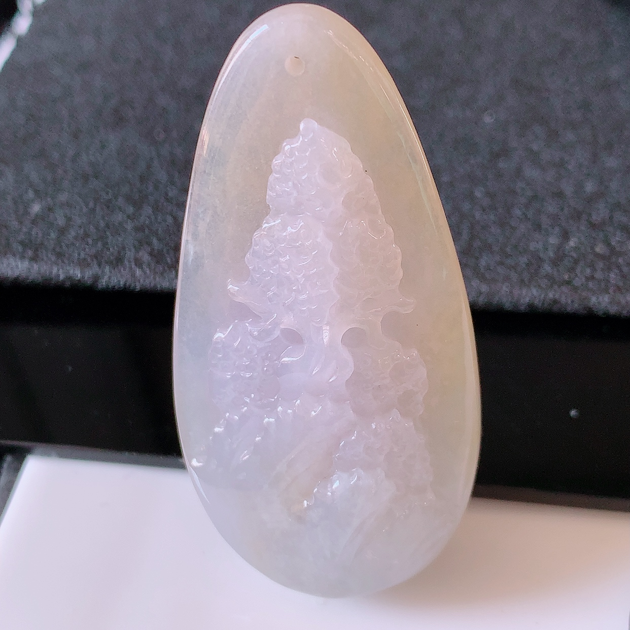 自然光实拍，冰黄翡翡翠山水牌吊坠，立体生动形象，山水素材布局合理，意境感佳，佩戴上身效果更高贵 #60.25