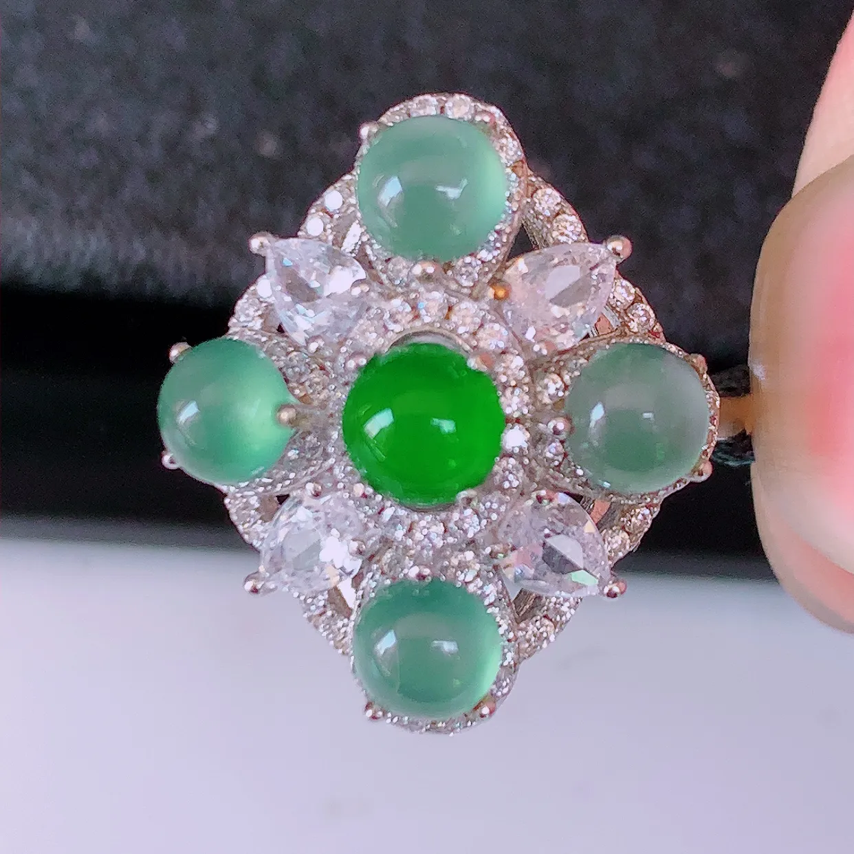 冰透满绿翡翠925银镶嵌戒指，自然光实拍，翠色灵动，颜色漂亮，种老水足，品相佳，佩戴佳品！#97.2