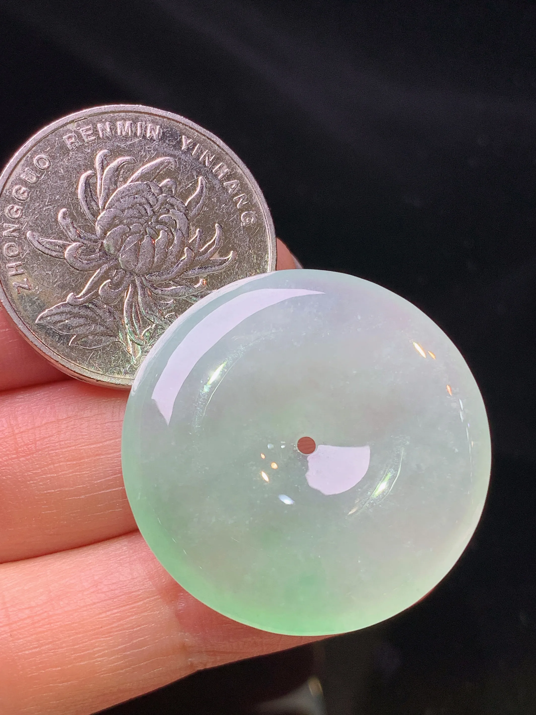 冰种飘绿平安扣吊坠 玉质细腻 色泽清新艳丽 整体尺寸30*5.7