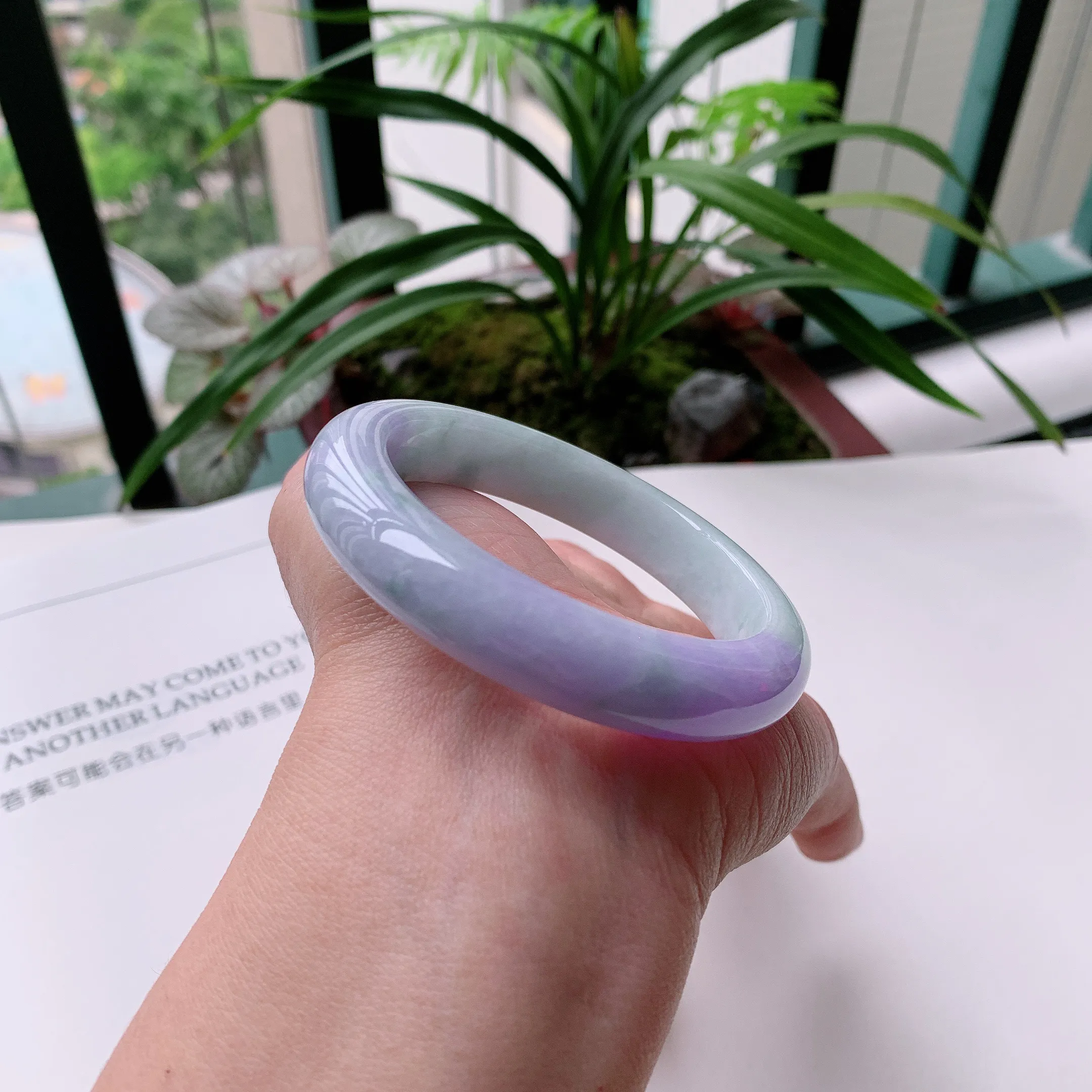 正圈55圈口，天然A货翡翠冰糯种水润飘绿玉手镯，水润秀丽，飘花灵动，种水十足，视觉甜美可人，恰到好处的美，十分高雅耐看，条形优美，上手优雅大方。57.45