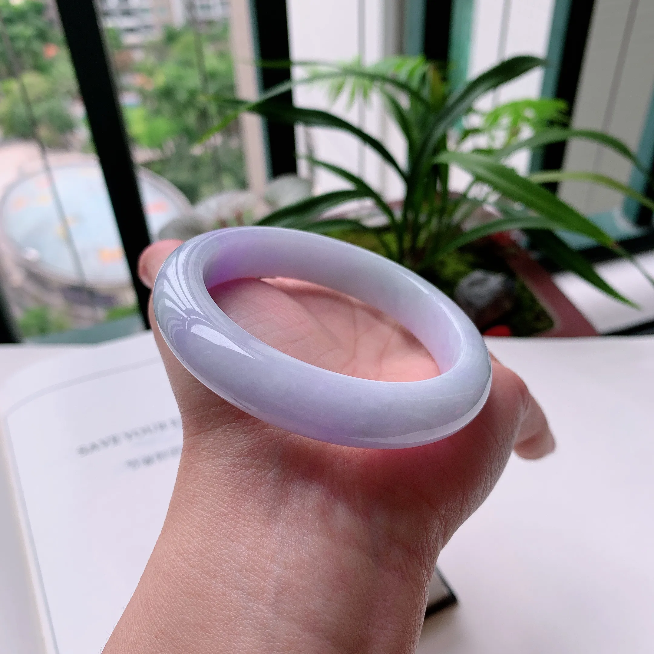 正圈57圈口，天然A货翡翠冰糯种水润飘绿玉手镯，水润秀丽，飘花灵动，种水十足，视觉甜美可人，恰到好处的美，十分高雅耐看，条形优美，上手优雅大方。63.98