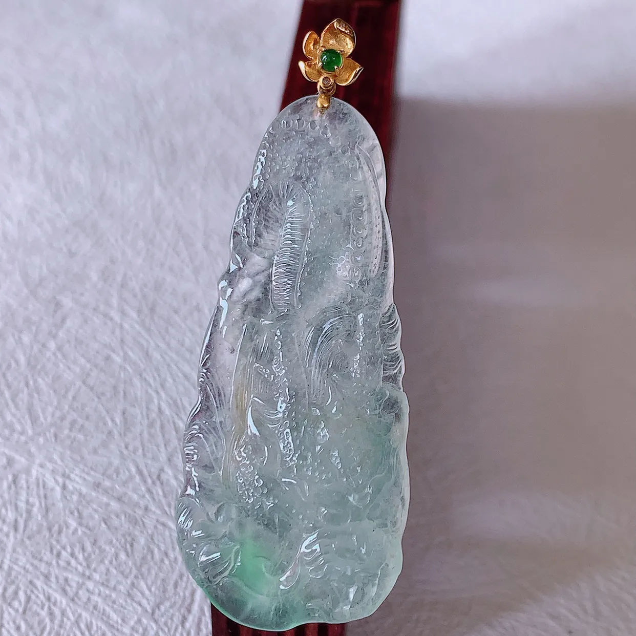 自然光实拍，18K金镶嵌冰种飘绿翡翠龙牌吊坠，龙行天下，雕工立体精湛，翡翠龙牌，种老水足，配戴霸气时