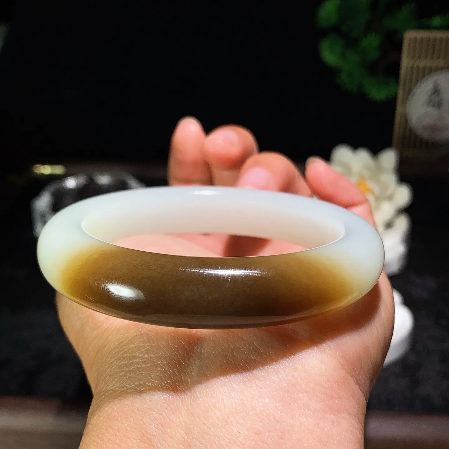 56圈口 新疆和田玉羊脂白且末糖手镯 且末糖半山半水手镯 56圈口条宽13厚10重63克。玉质细腻油润。手推出油。佩戴高端典雅。lt260129