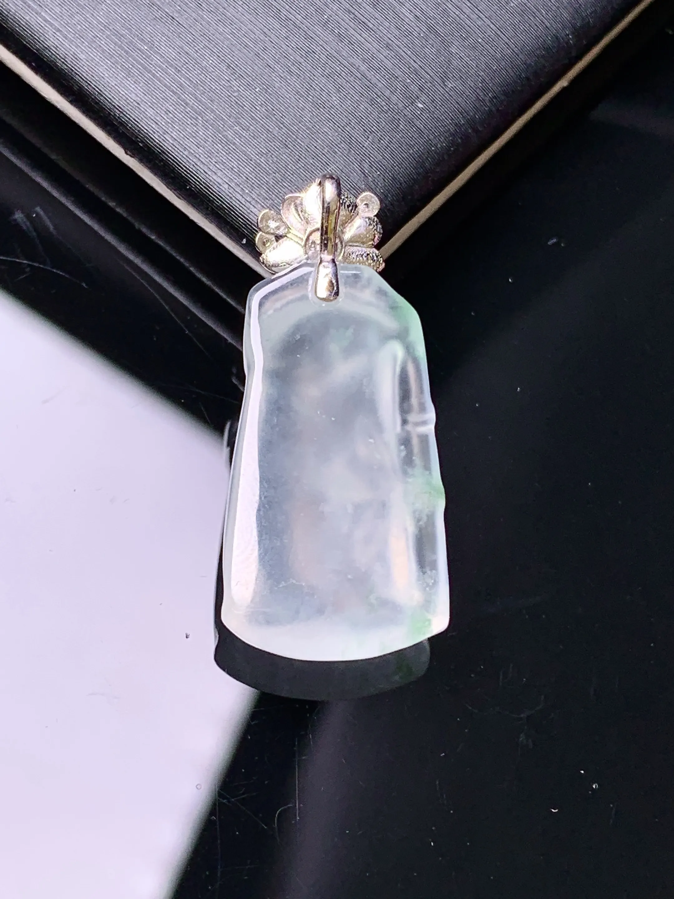 18k金钻镶嵌冰种节节高吊坠 玉质细腻 色泽清新艳丽 整体尺寸26.5*12*5