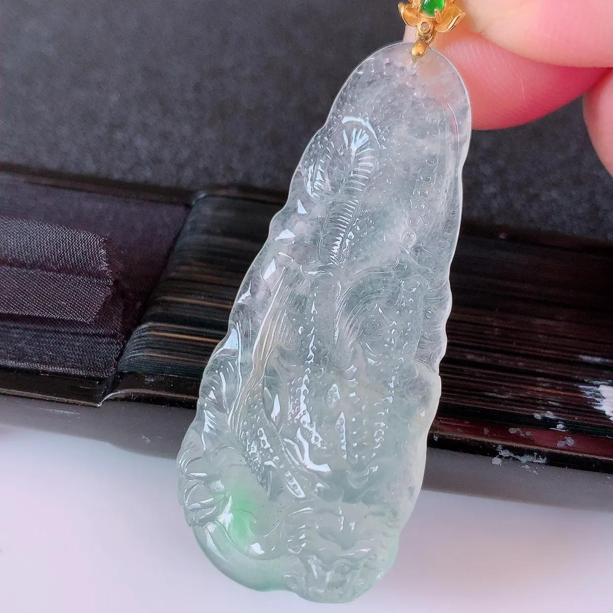 自然光实拍，18K金镶嵌冰种飘绿翡翠龙牌吊坠，龙行天下，雕工立体精湛，翡翠龙牌，种老水足，配戴霸气时尚，值得收藏!#1.25整体56裸石48.8*21*7.5