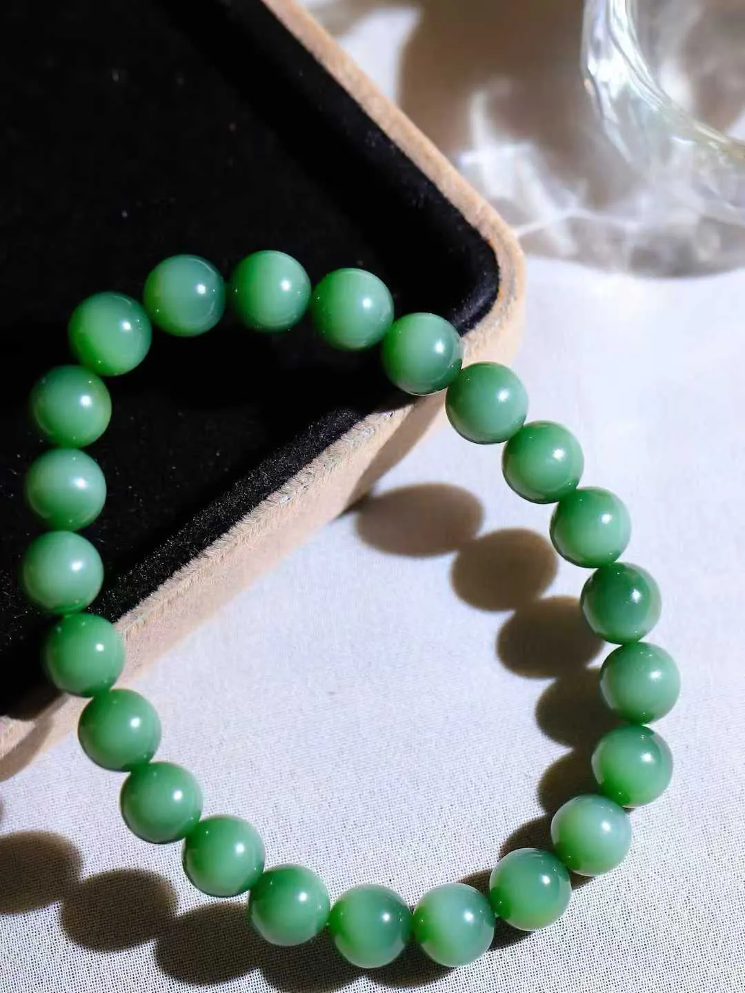 【珠圆玉润.手串】

精品️和田玉碧玉猫眼珠圆玉润手串 玉质温润细腻  整串打磨圆润，佩戴舒适。珠珠落玉盘，间关莺语花底滑，一生美好时光，无论身在何处，都有它相伴相守。事事顺遂，幸福美满，吉祥如意。重17.3克 尺寸取一7.8mm  FDA-22102434