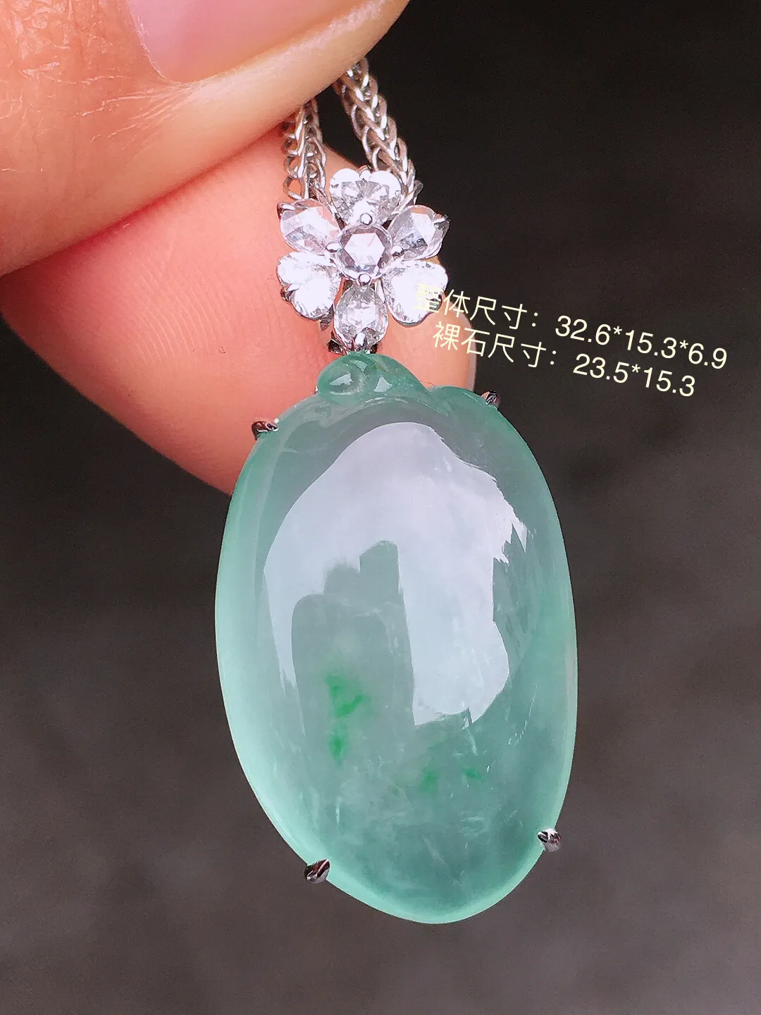 冰种福瓜吊坠，玉质细腻，荧光感超
强，饱满圆润，尽显优雅气质，18k
金豪华镶嵌