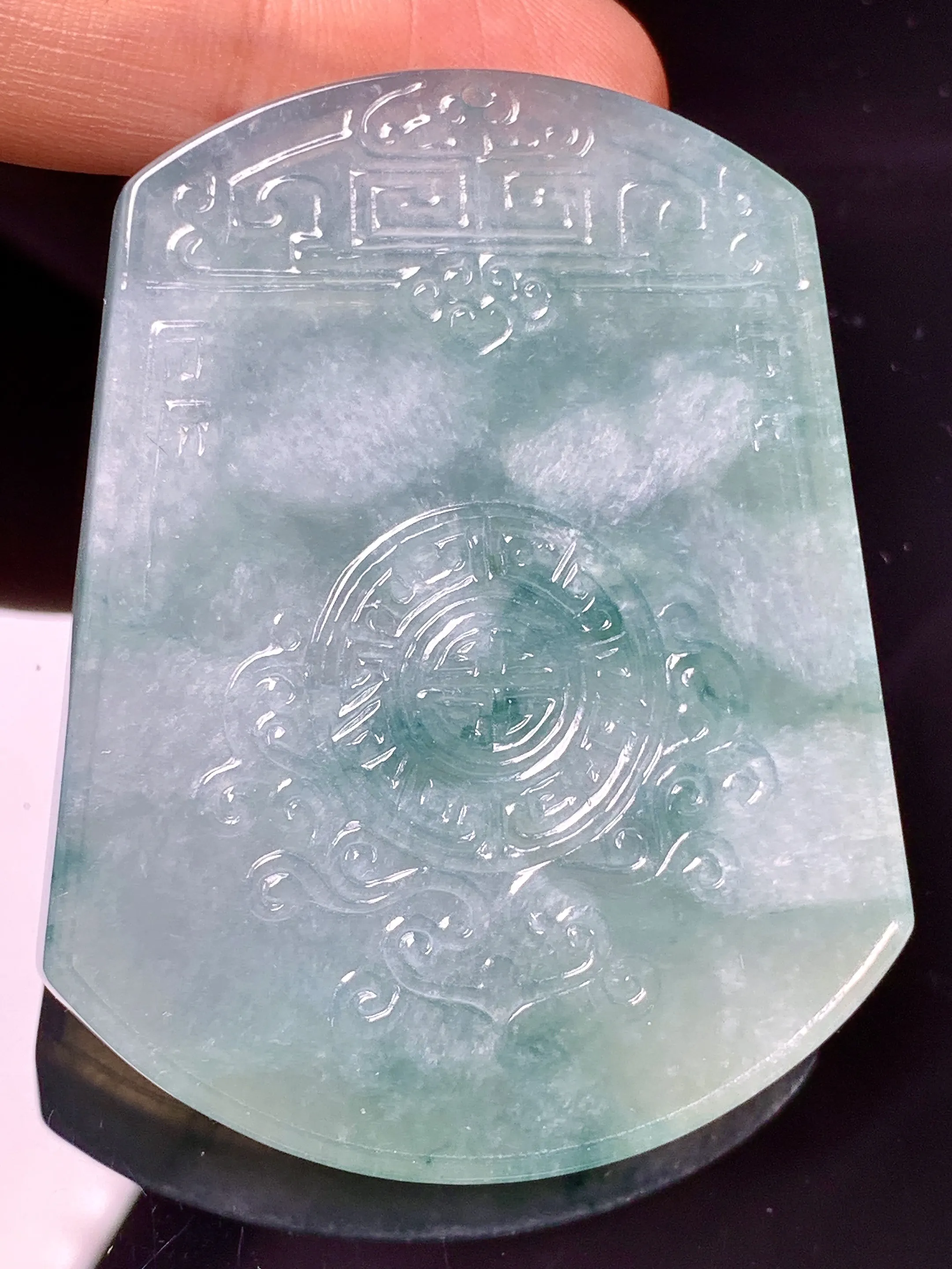 仿古飘花无事牌吊坠 玉质细腻 色泽清新艳丽 整体尺寸54.2*43*5.8