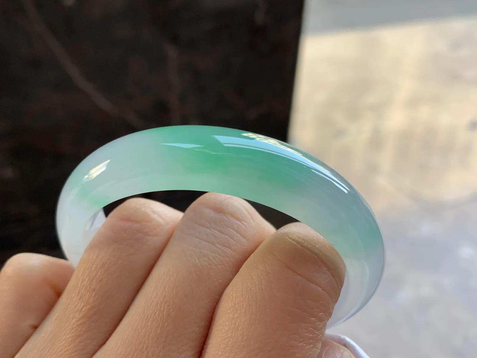 53.5-13.5-7.6

冰绿贵妃手镯^_^清新 正圈51 52可以带