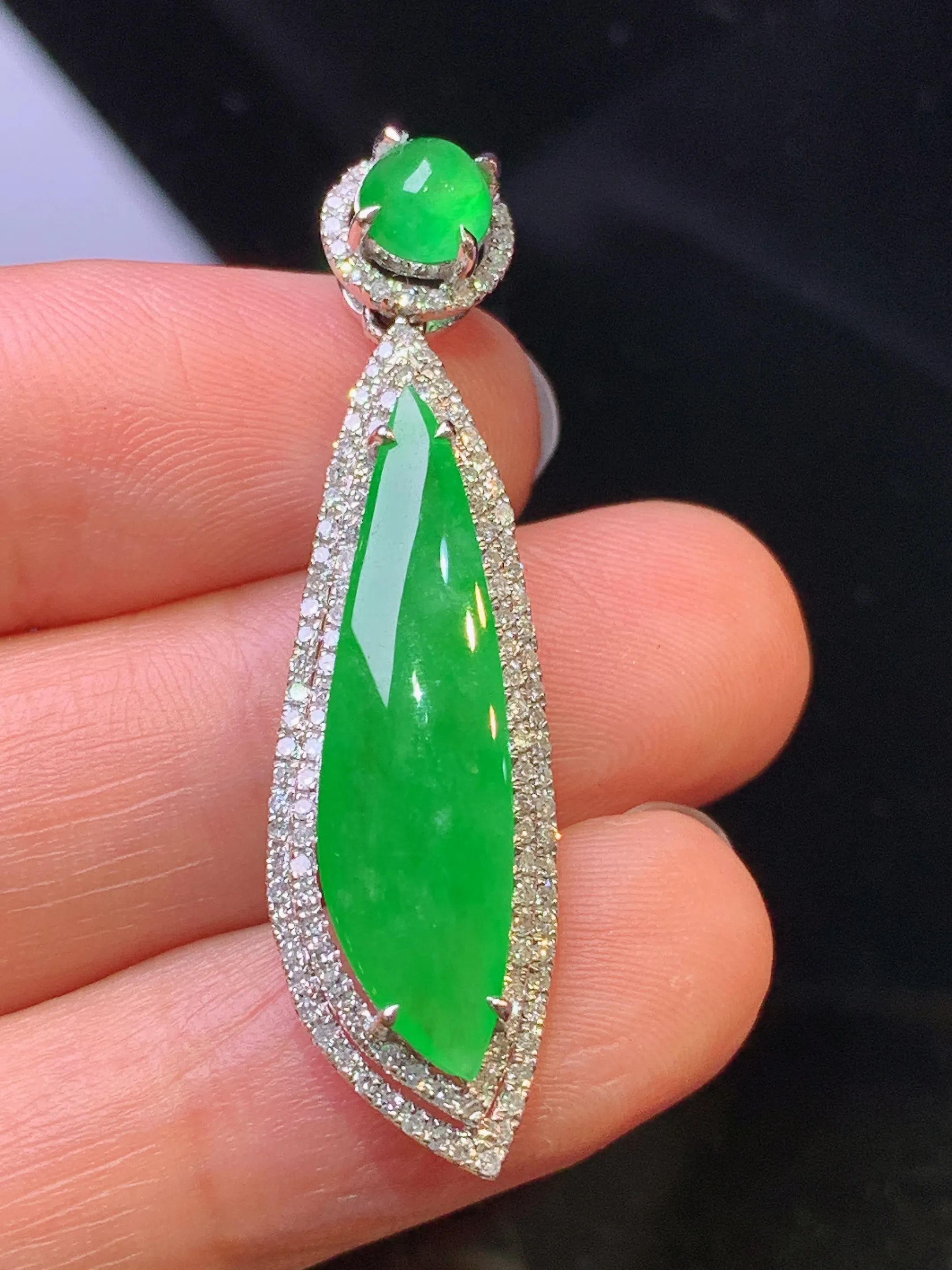 18k金钻镶嵌满绿随形吊坠 玉质细腻 色泽清新艳丽 整体尺寸41.2*11*8