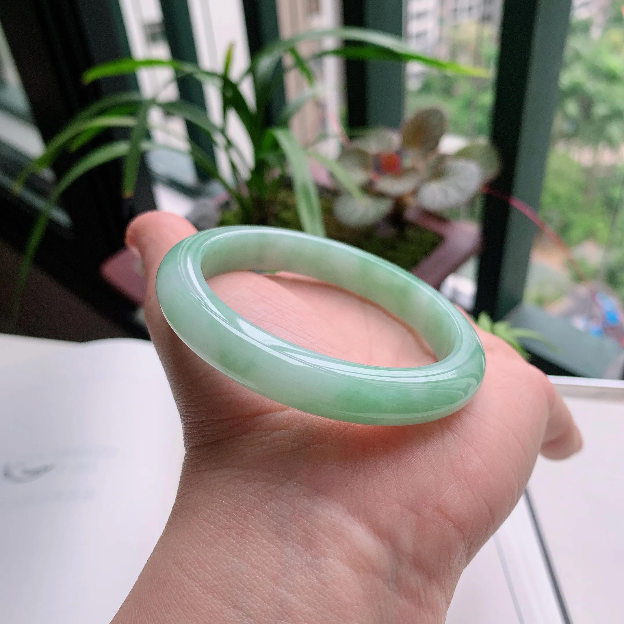 正圈54圈口，天然A货翡翠冰糯种水润飘绿玉手镯，水润秀丽，飘花灵动，种水十足，视觉甜美可人，恰到好处的美，十分高雅耐看，条形优美，上手优雅大方。43.74