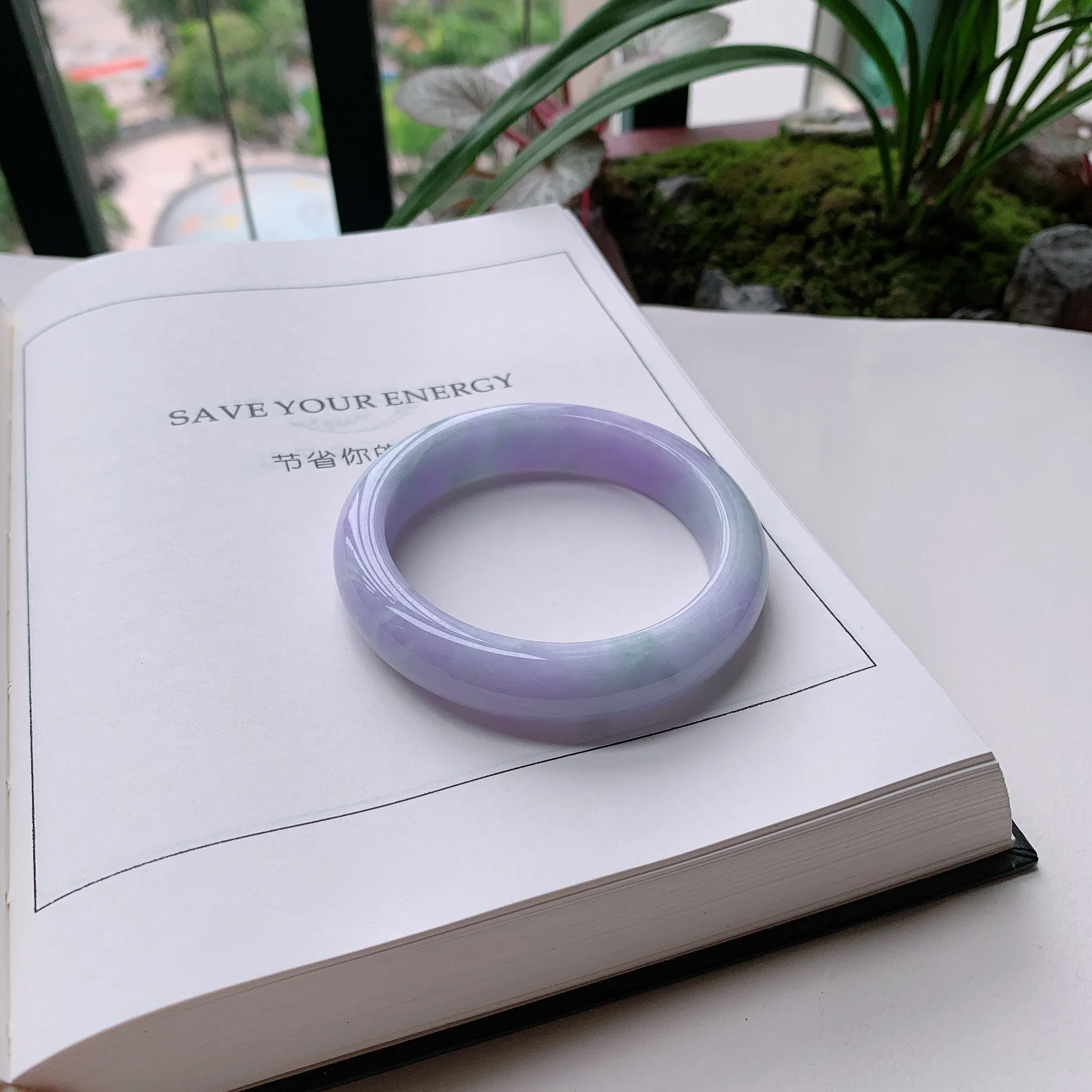 正圈55圈口，天然A货翡翠冰糯种水润飘绿玉手镯，水润秀丽，飘花灵动，种水十足，视觉甜美可人，恰到好处的美，十分高雅耐看，条形优美，上手优雅大方。61.34