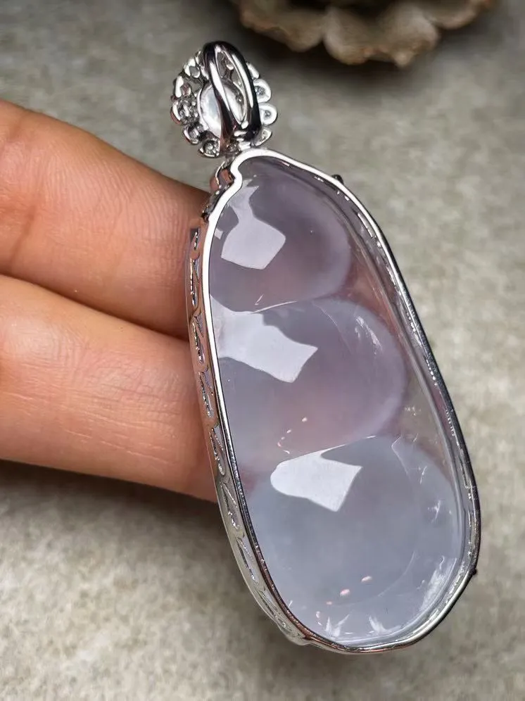 冰种福豆吊坠、真金真钻镶嵌，种水好，玉质细腻 .裸石尺寸 46.3*22.5‘