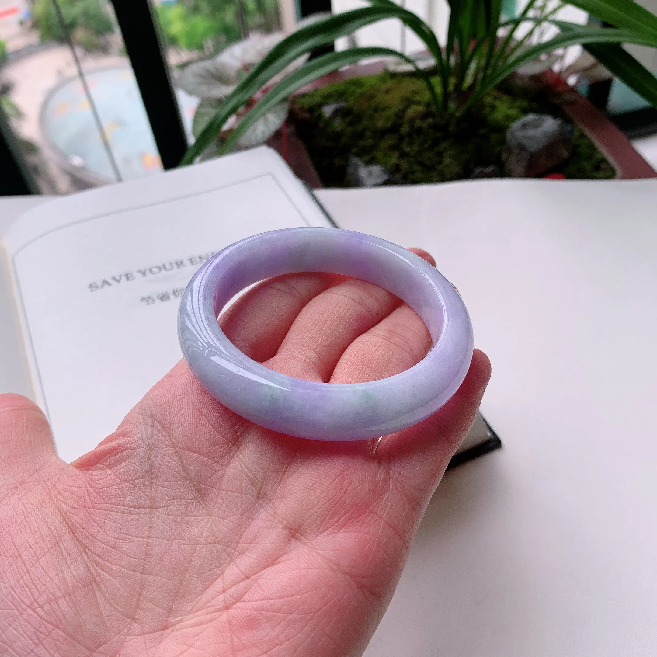 正圈55圈口，天然A货翡翠冰糯种水润飘绿玉手镯，水润秀丽，飘花灵动，种水十足，视觉甜美可人，恰到好处的美，十分高雅耐看，条形优美，上手优雅大方。60.59