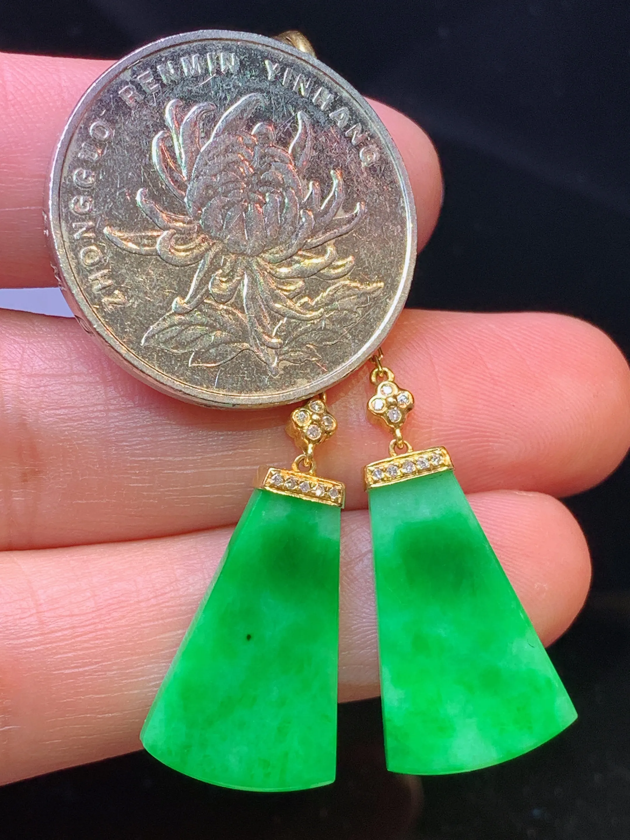 18k金钻镶嵌翠绿无事牌耳坠 玉质细腻 色泽清新艳丽 整体尺寸52.3*12.6*2.8