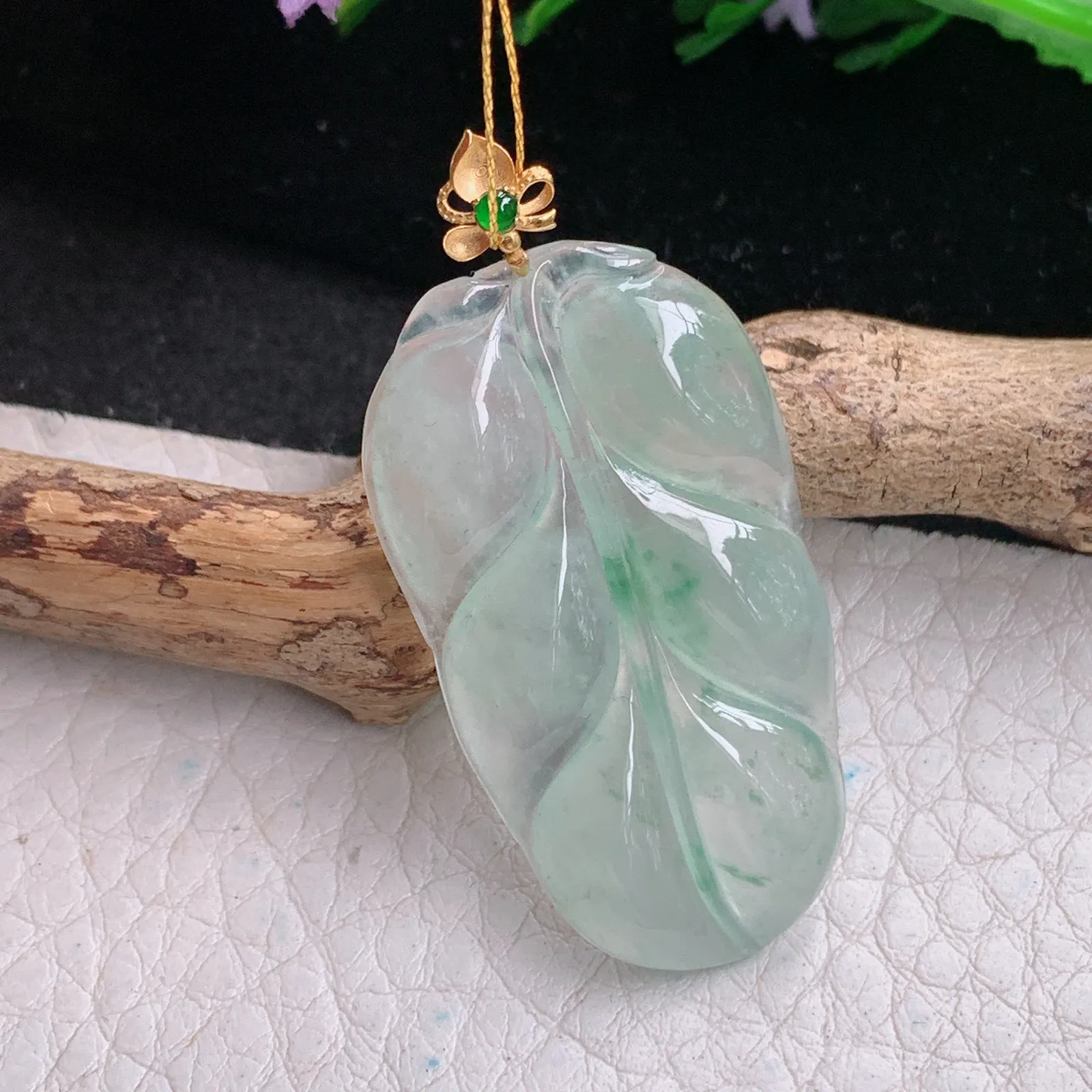 ws实拍36.8*21*3.8缅甸翡翠精雕清新冰飘绿花叶子 金枝玉叶玉吊坠 玉挂件