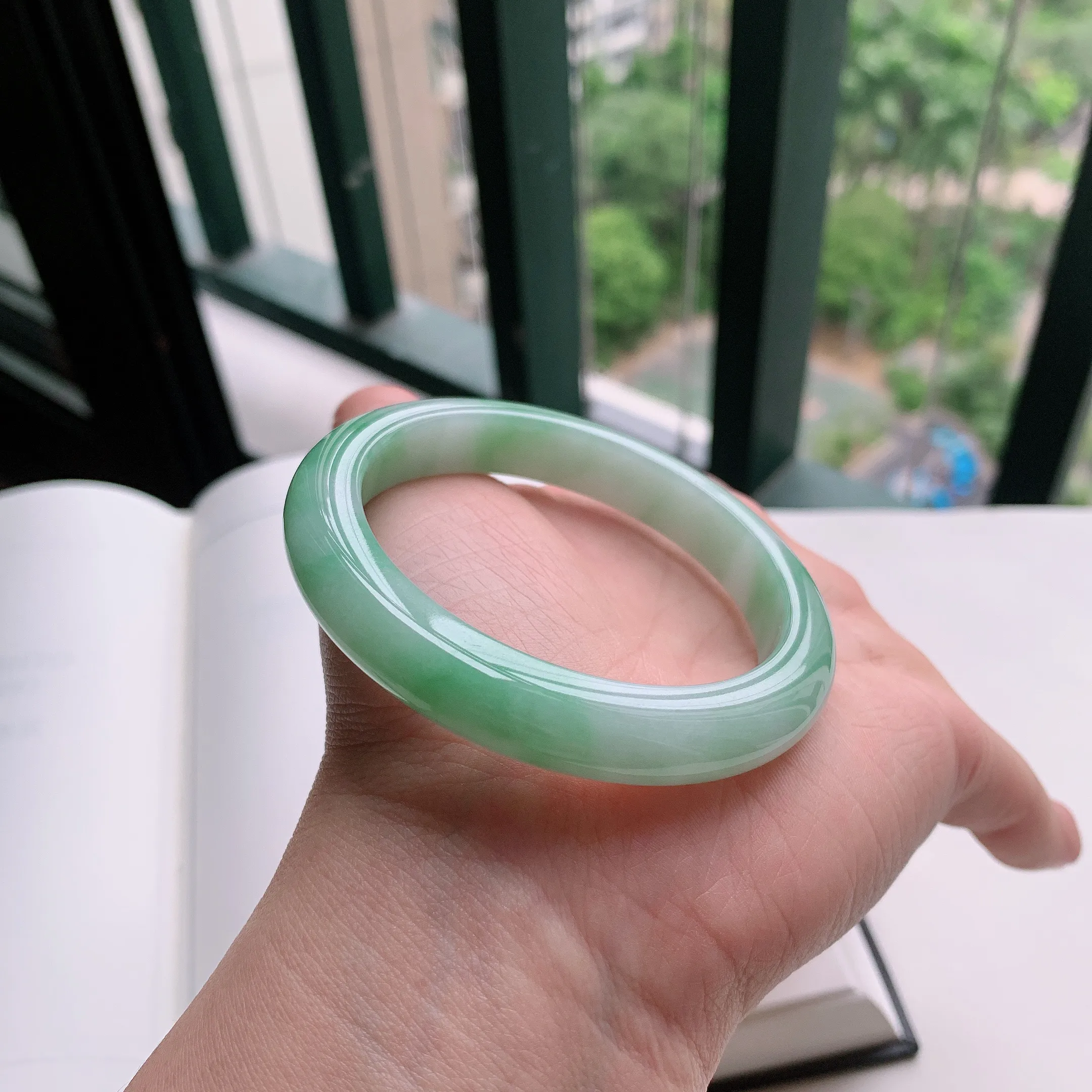 正圈55圈口，天然A货翡翠冰糯种水润飘绿玉手镯，水润秀丽，飘花灵动，种水十足，视觉甜美可人，恰到好处的美，十分高雅耐看，条形优美，上手优雅大方。46.47