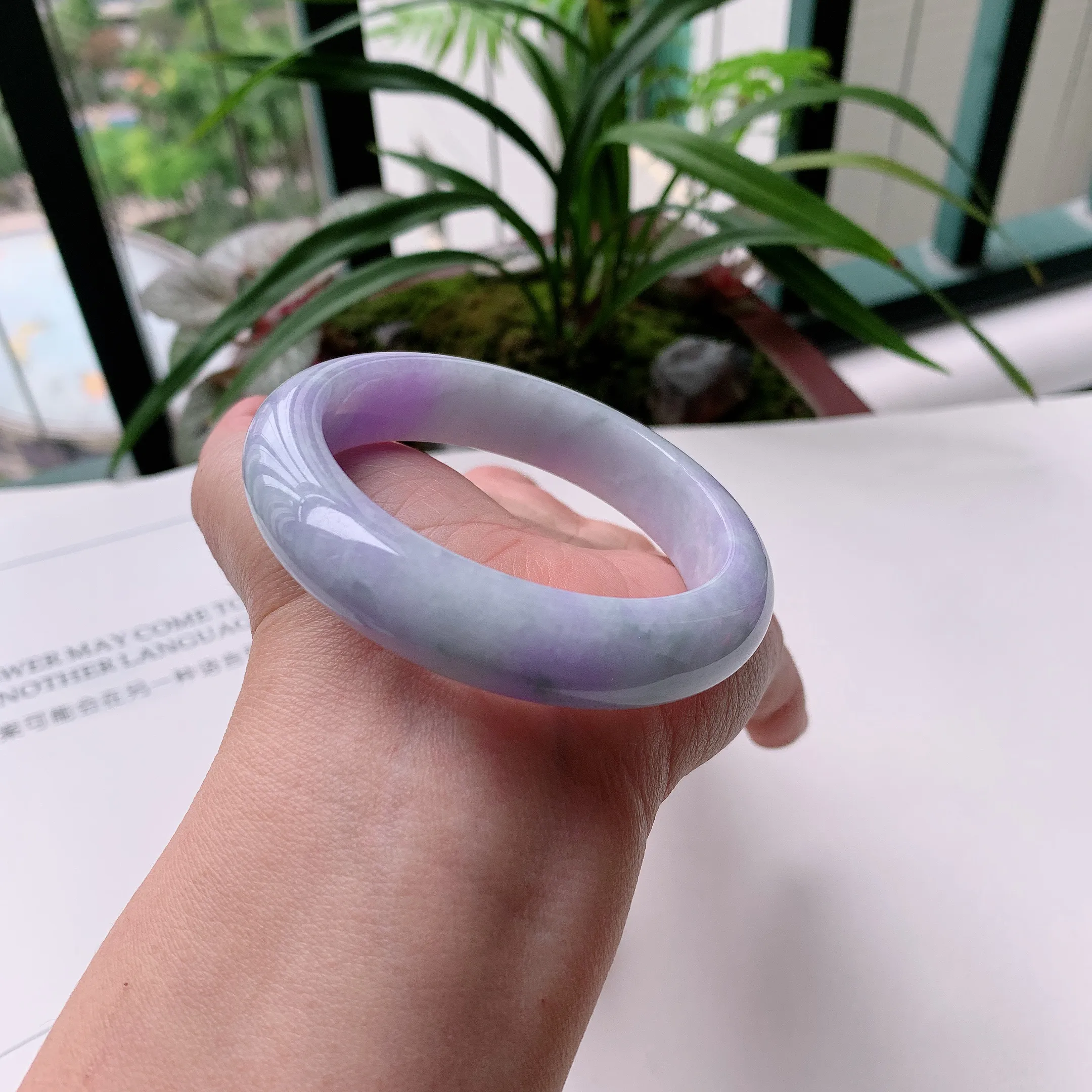 正圈55圈口，天然A货翡翠冰糯种水润飘绿玉手镯，水润秀丽，飘花灵动，种水十足，视觉甜美可人，恰到好处的美，十分高雅耐看，条形优美，上手优雅大方。62.50