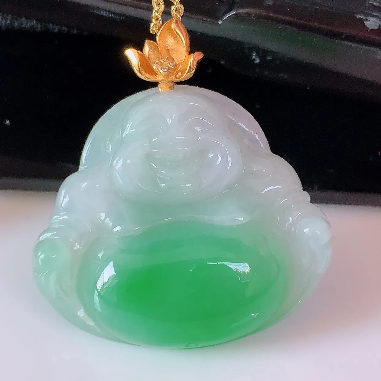 自然光实拍，18K金镶嵌冰润满绿肚翡翠佛公吊坠，玉笑佛，饱满，开脸喜庆，品佳品，配戴优雅迷人！#1.25整体31.5裸石28.8*25*6.8