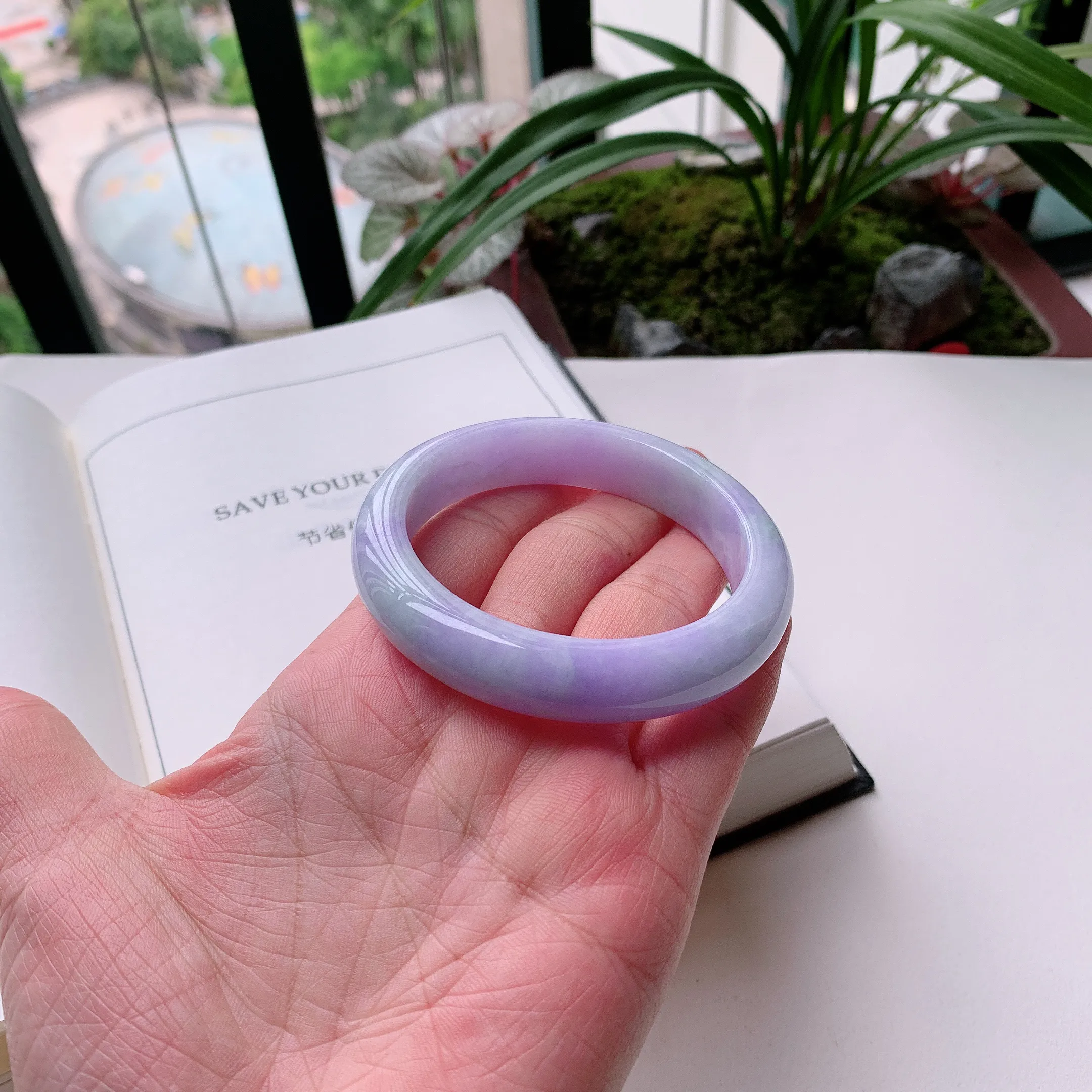 正圈55圈口，天然A货翡翠冰糯种水润飘绿玉手镯，水润秀丽，飘花灵动，种水十足，视觉甜美可人，恰到好处的美，十分高雅耐看，条形优美，上手优雅大方。60.59