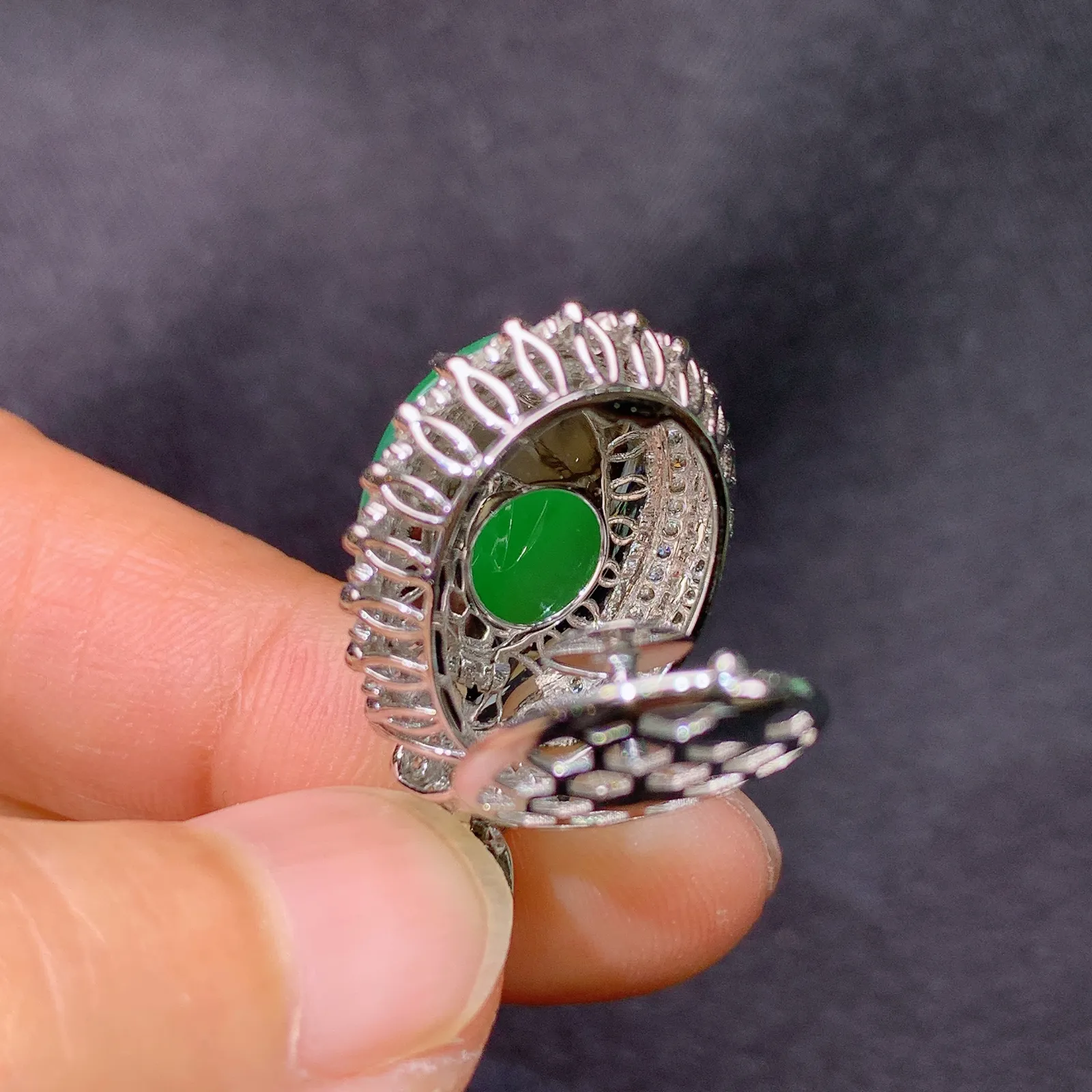 阳绿福瓜吊坠，18k金镶嵌，冰润色阳，玉质细腻，种水足，Lp 尺寸27.7*15.7*13.2