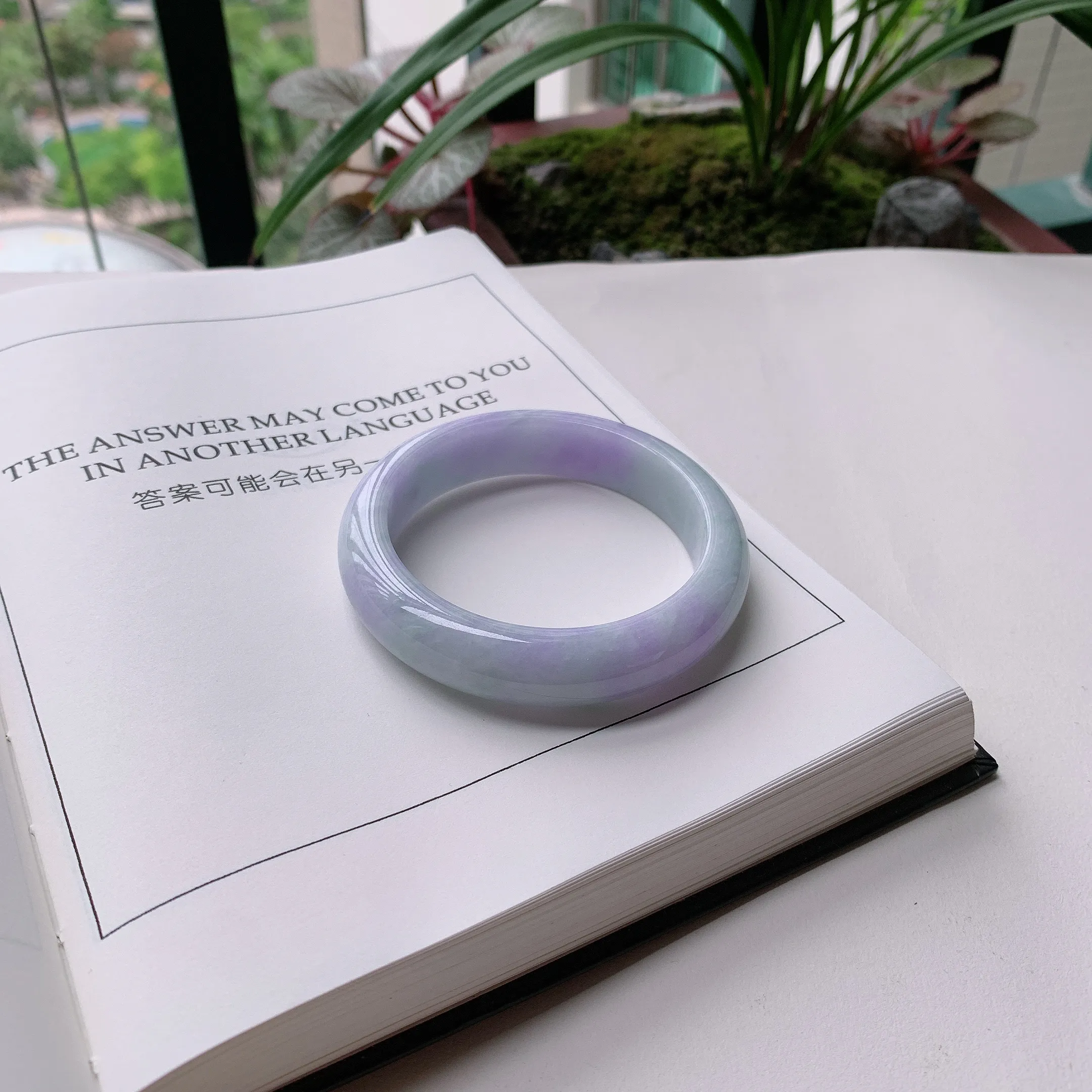 正圈55圈口，天然A货翡翠冰糯种水润飘绿玉手镯，水润秀丽，飘花灵动，种水十足，视觉甜美可人，恰到好处的美，十分高雅耐看，条形优美，上手优雅大方。62.50