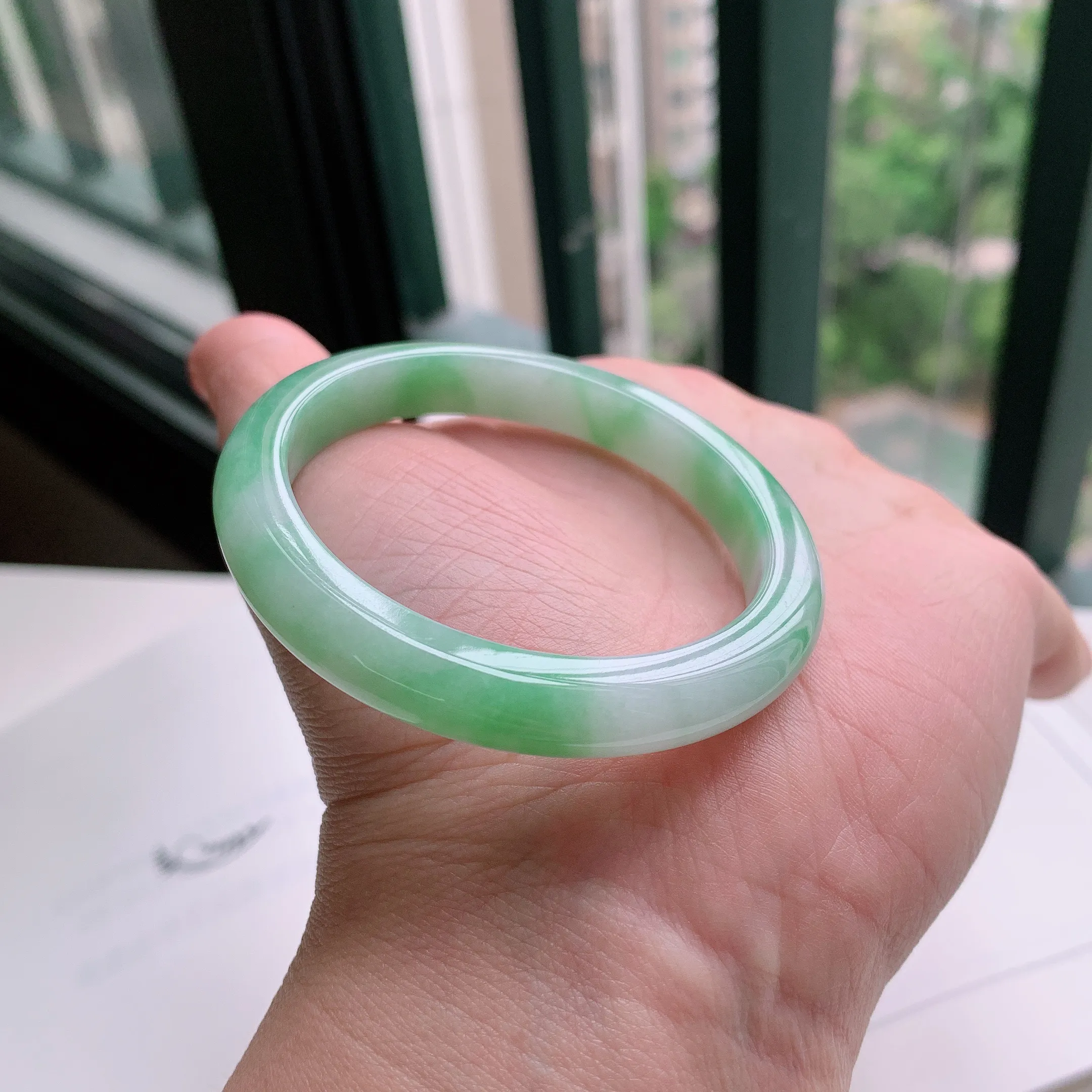 贵妃56圈口，天然A货翡翠冰糯种水润飘绿玉手镯，水润秀丽，飘花灵动，种水十足，视觉甜美可人，恰到好处的美，十分高雅耐看，条形优美，上手优雅大方。31.01