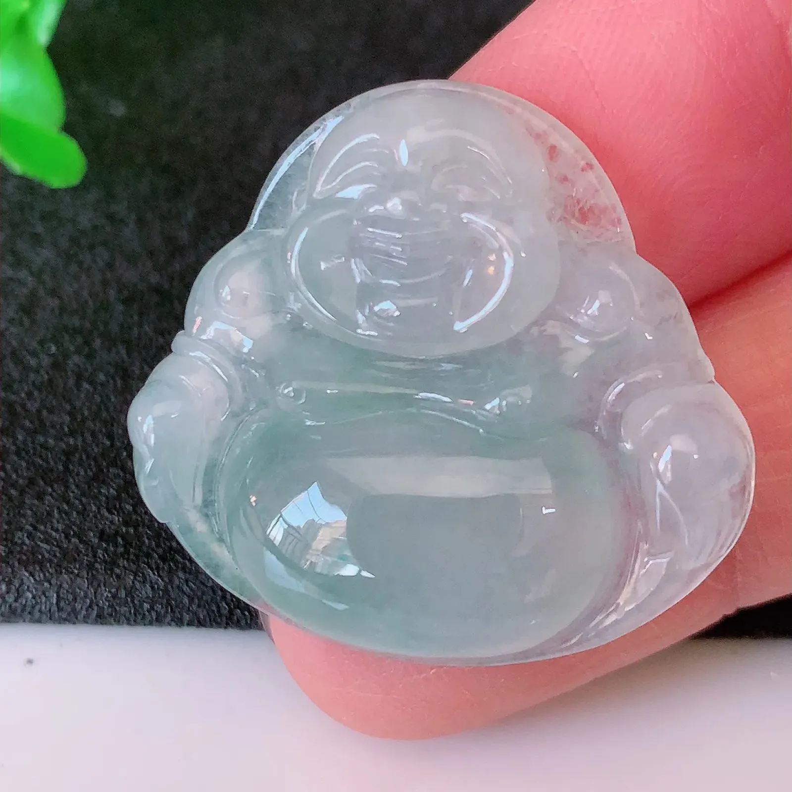 自然光实拍，冰种飘花翡翠佛公吊坠，翠色灵动，佩戴效果时尚出众，尽显气质，玉质细腻，美感十足。#01.25