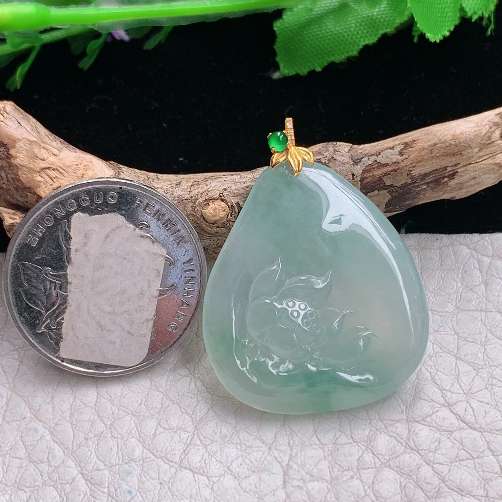 lz实拍32.8*27.8*4.3缅甸翡翠精雕冰透一朵清莲吊坠 荷花玉挂坠