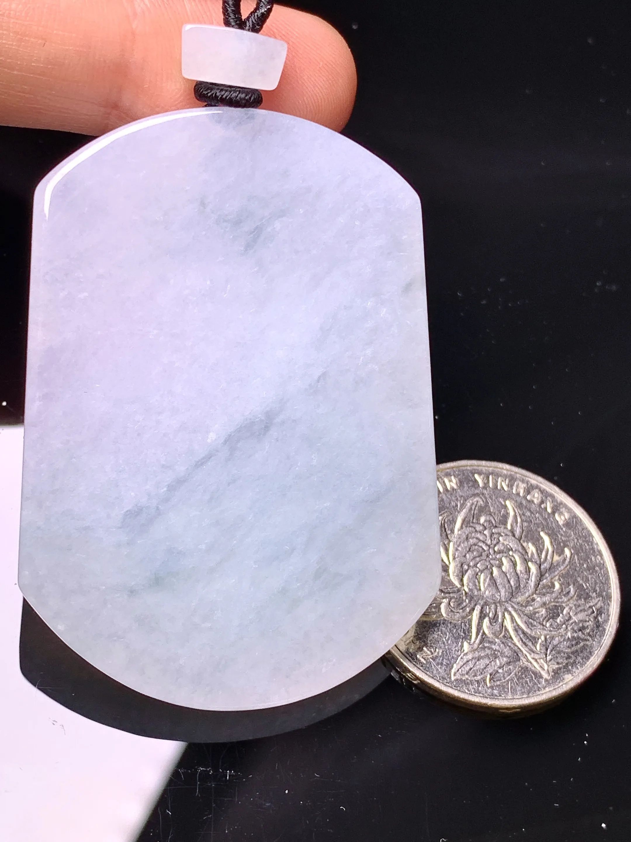 冰种飘花无事牌吊坠 玉质细腻 色泽清新艳丽 整体尺寸51.6*36.8*5.5