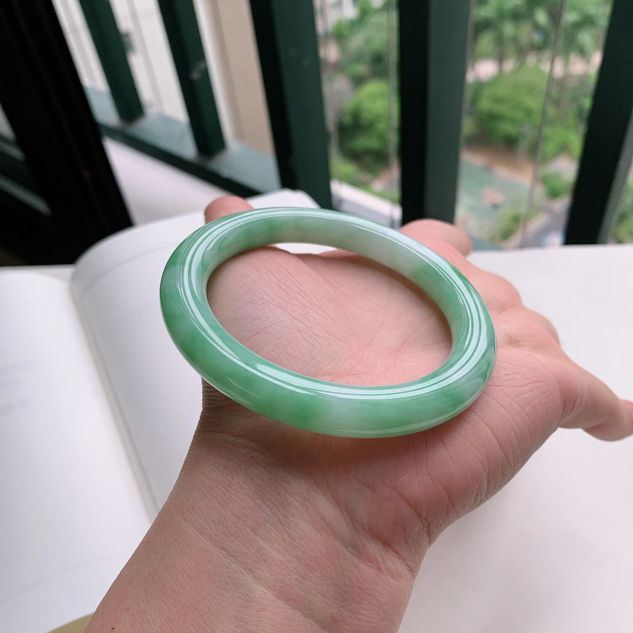 圆条57圈口，天然A货翡翠冰糯种水润飘绿玉手镯，水润秀丽，飘花灵动，种水十足，视觉甜美可人，恰到好处的美，十分高雅耐看，条形优美，上手优雅大方。54.19